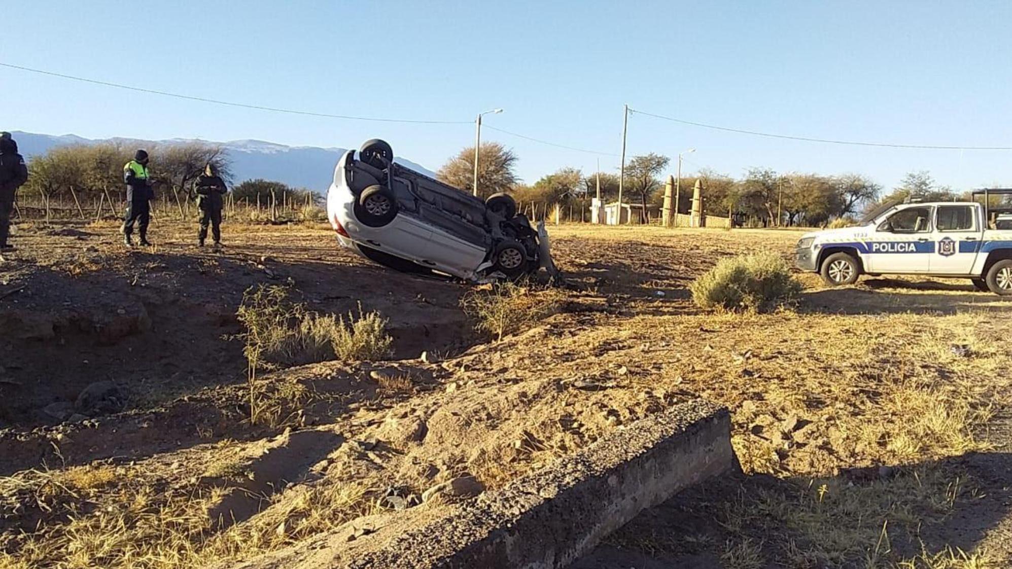 El Ford Ka quedó apuntando con sus ruedas hacia el cielo (gentileza Informate Salta).