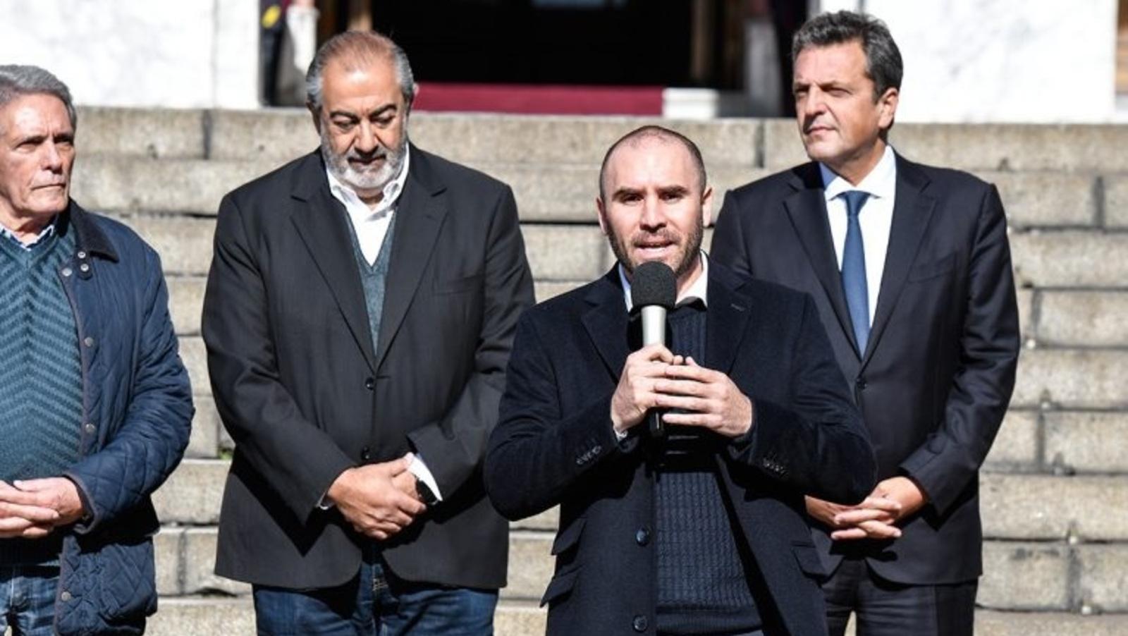 Martín Guzmán y Sergio Massa, entre otros, fueron los encargados de anunciar el viernes la suba en el piso de Ganancias (Télam/Archivo).