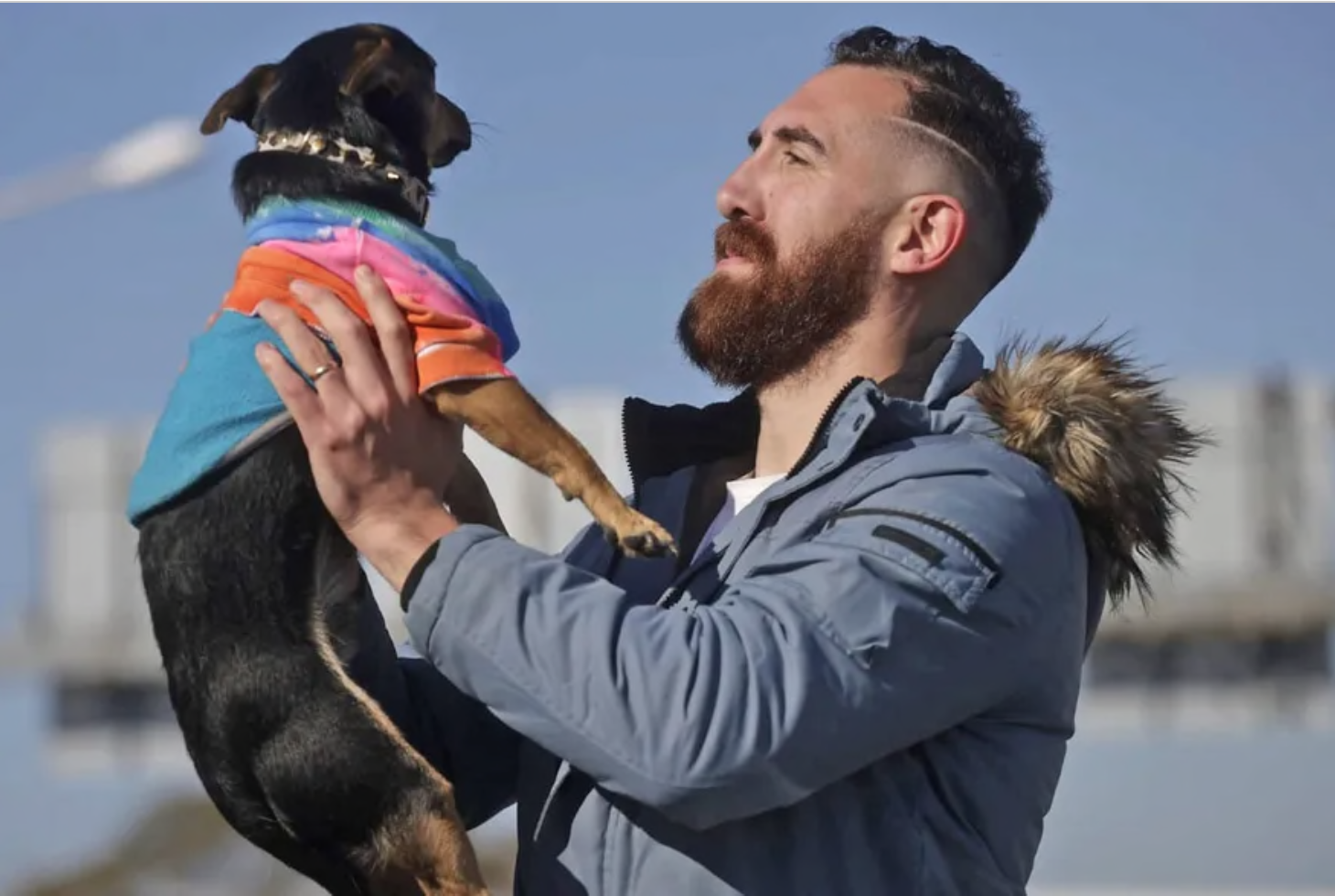 Franco Gavidia, junto a su perro Coco, al salir de Ezeiza. (Gentileza: La Nación. Autor: Santiago Filipuzzi)