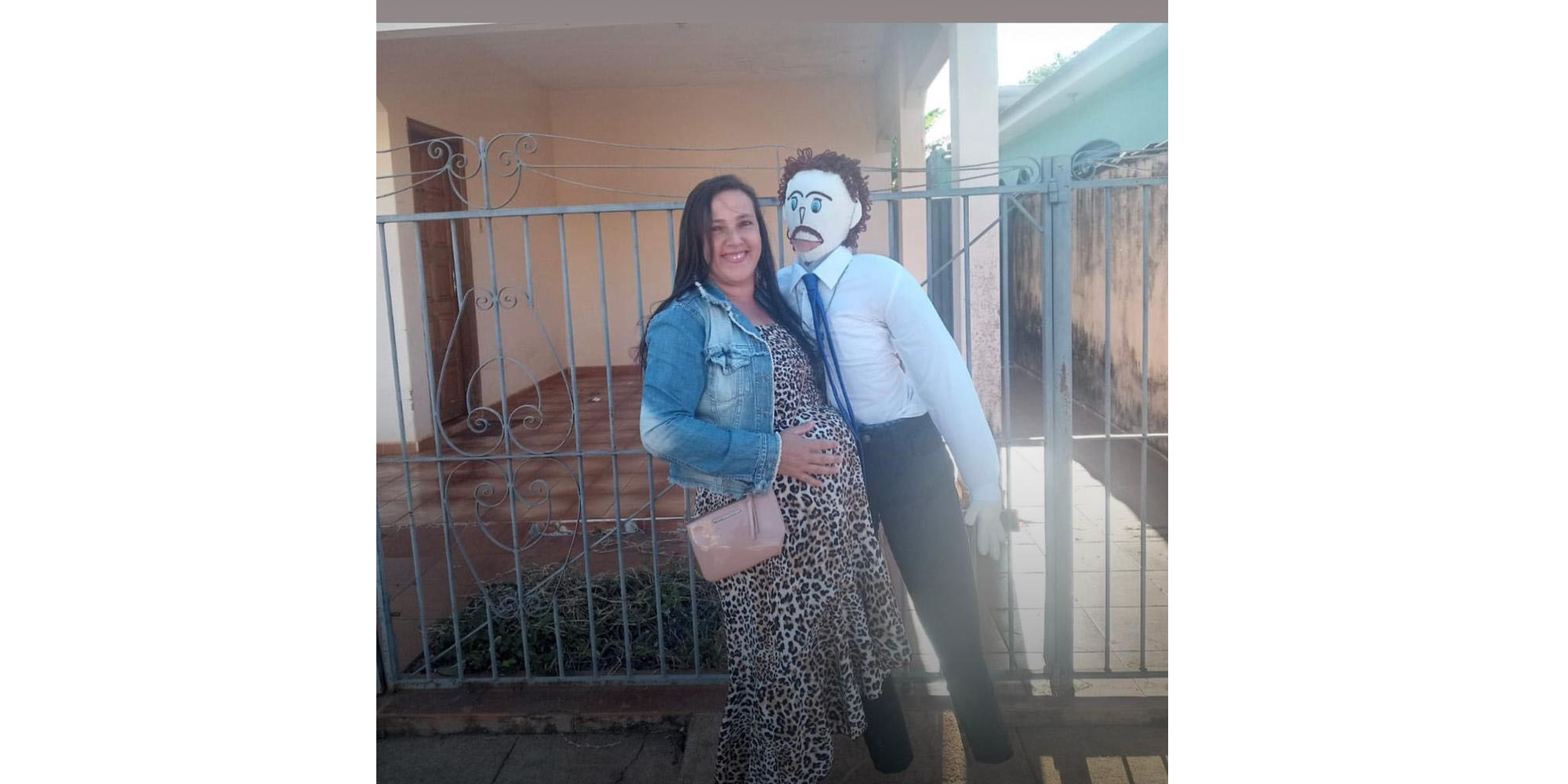 La mujer junto a su marido, el muñeco de trapo.