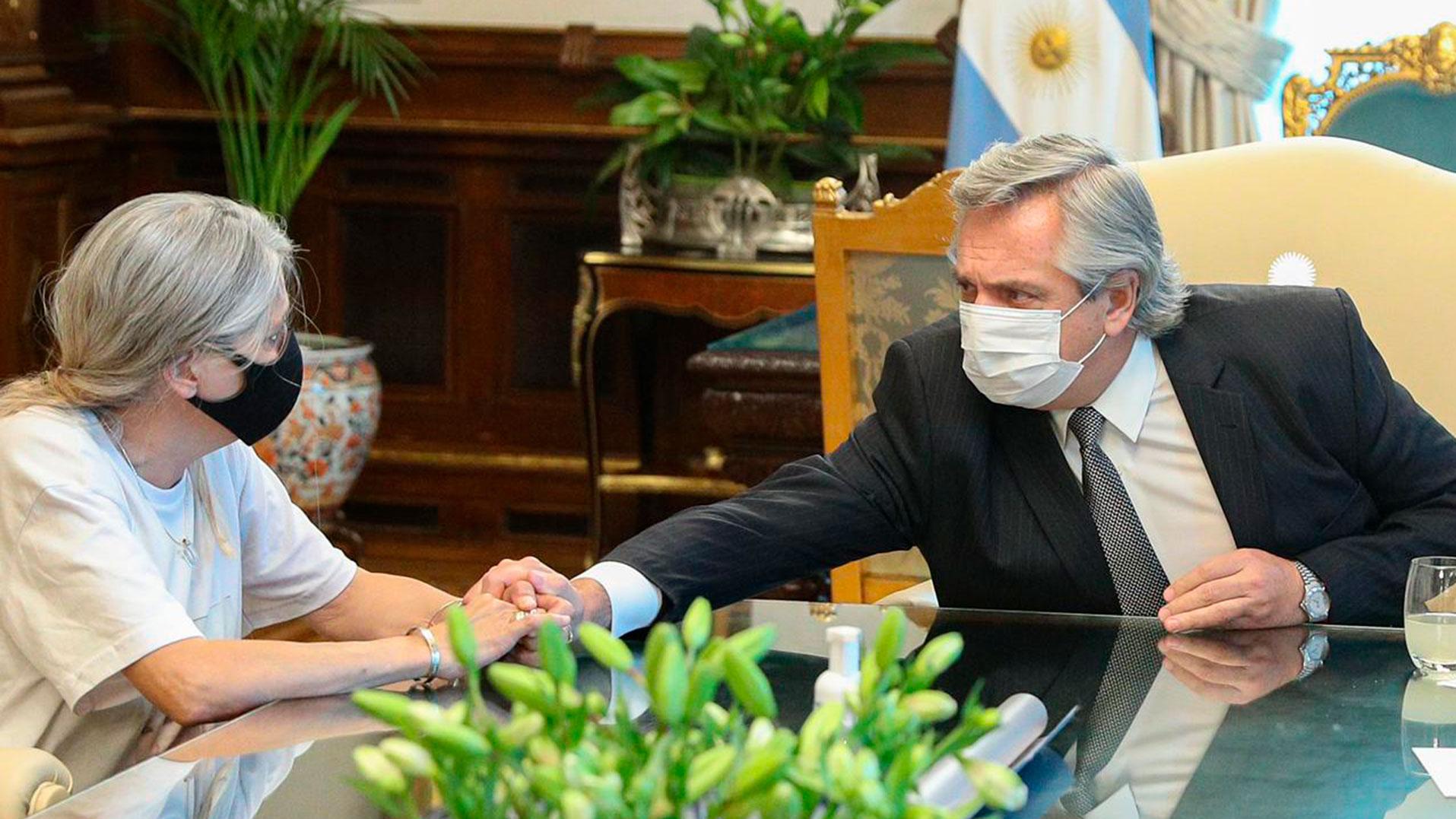 Alberto Fernández, cuando se reunió con la madre de Úrsula Bahillo (Archivo).