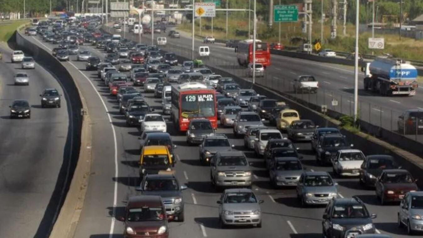 Tránsito cargado en los accesos a la ciudad de Buenos Aires (Imagen ilustrativa).