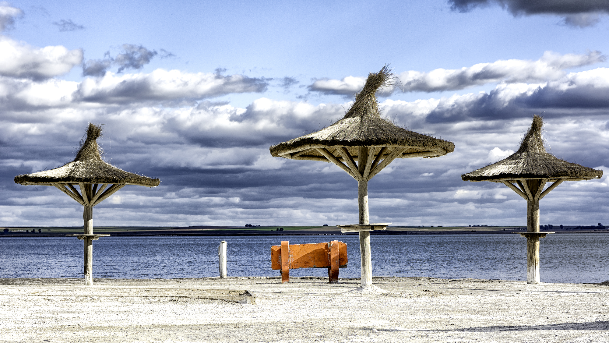 Disfruta de la tranquilidad y los paisajes únicos de Carhué y Epecuén.