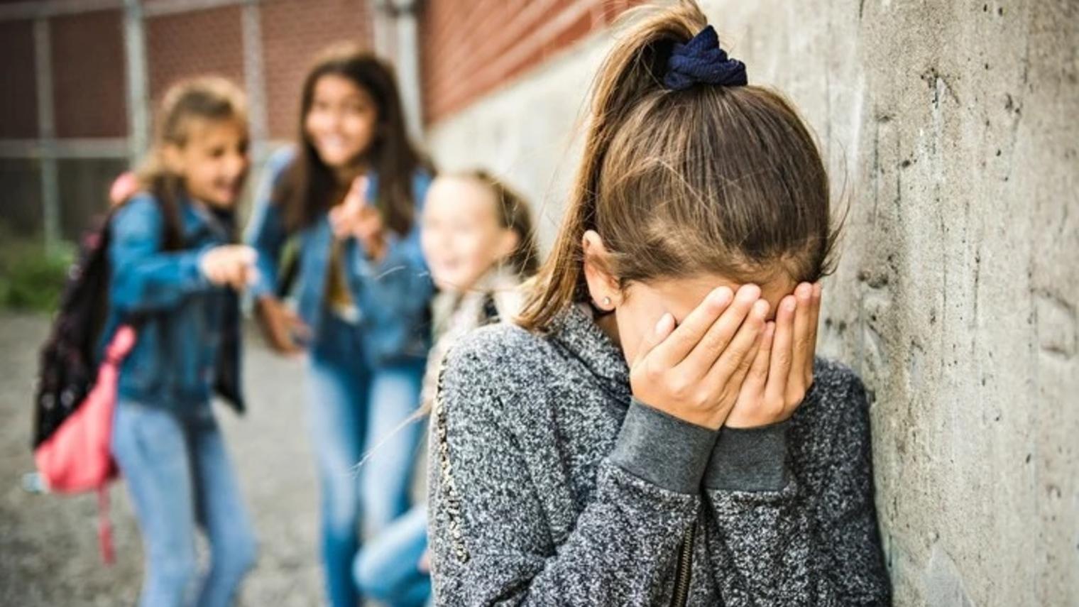 La madre de la pequeña contó que su hija es víctima de bullying desde que estaba en primer grado.