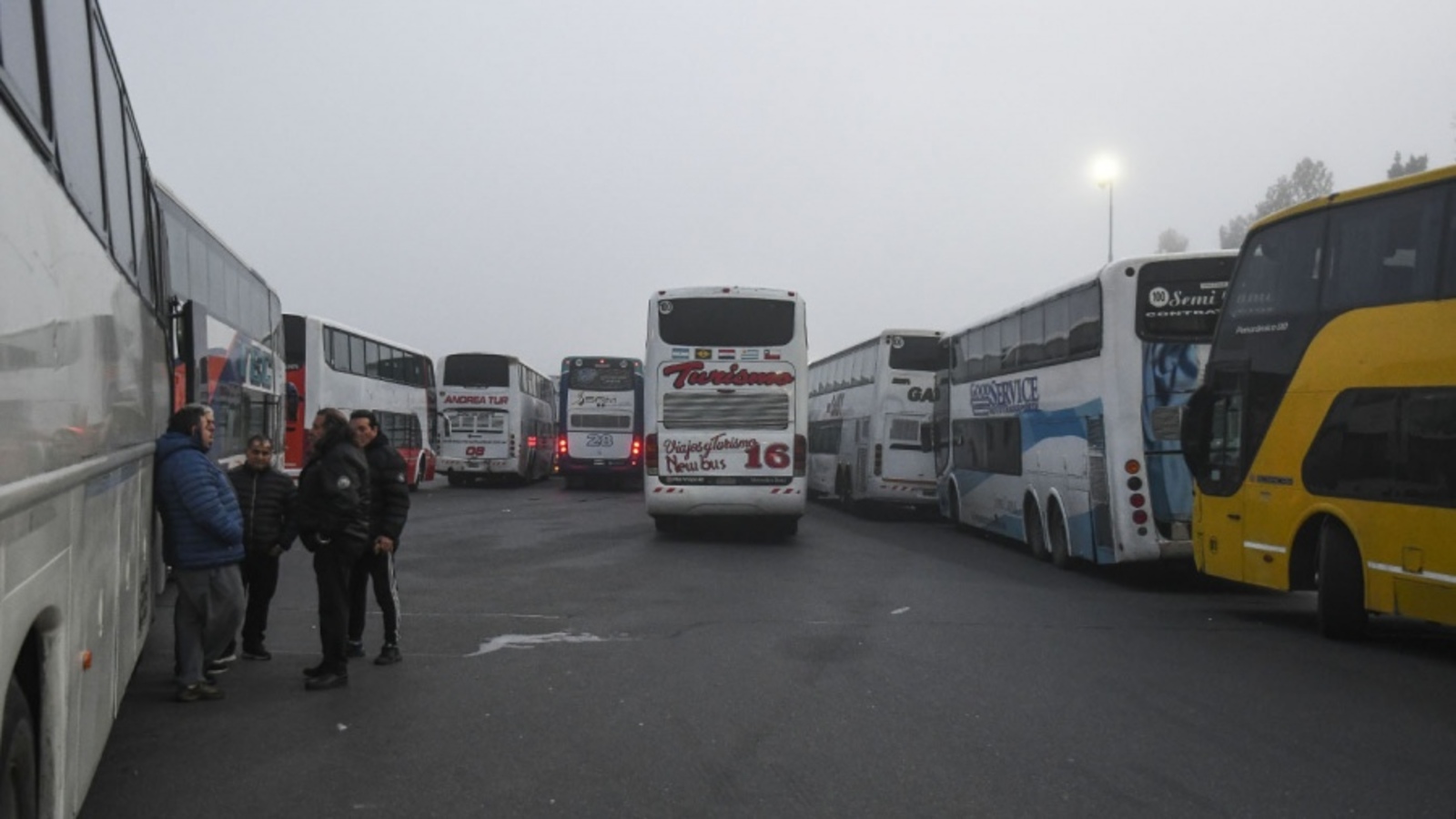 El corte de los choferes de larga distancia se realizaba a la altura del kilómetro 7 de la Autopista Buenos Aires-La Plata (Gentileza Télam).