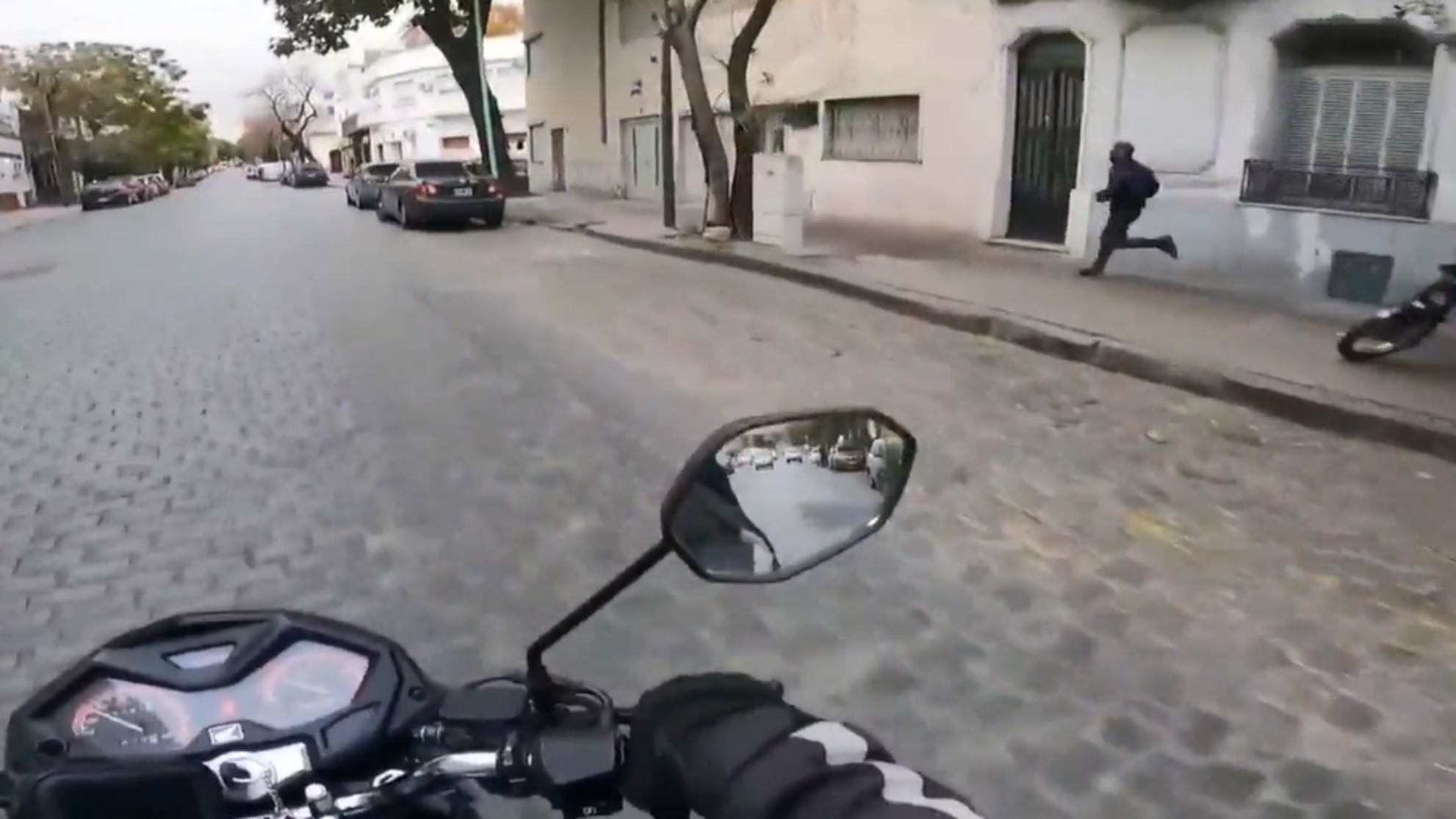 El motociclista persiguió al ladrón hasta recuperar el celular robado (Captura de pantalla).   