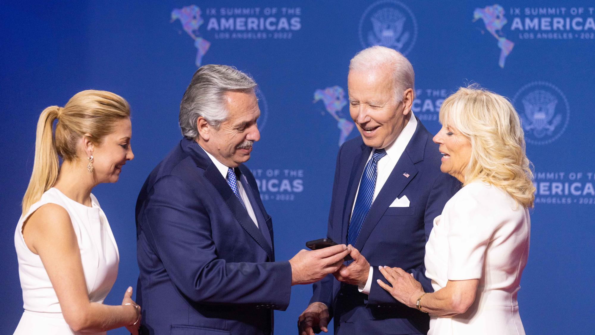 Alberto Fernández y Fabiola Yañez le muestran la foto de Francisco a Joe Biden y su esposa.