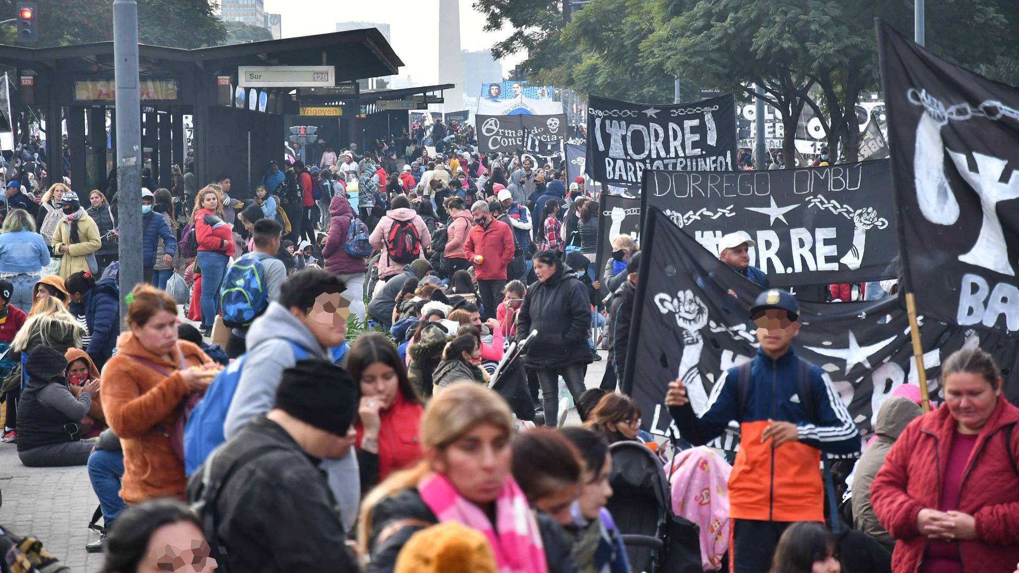 Marcha piquetera: las columnas reclaman frente al Ministerio de Desarrollo.