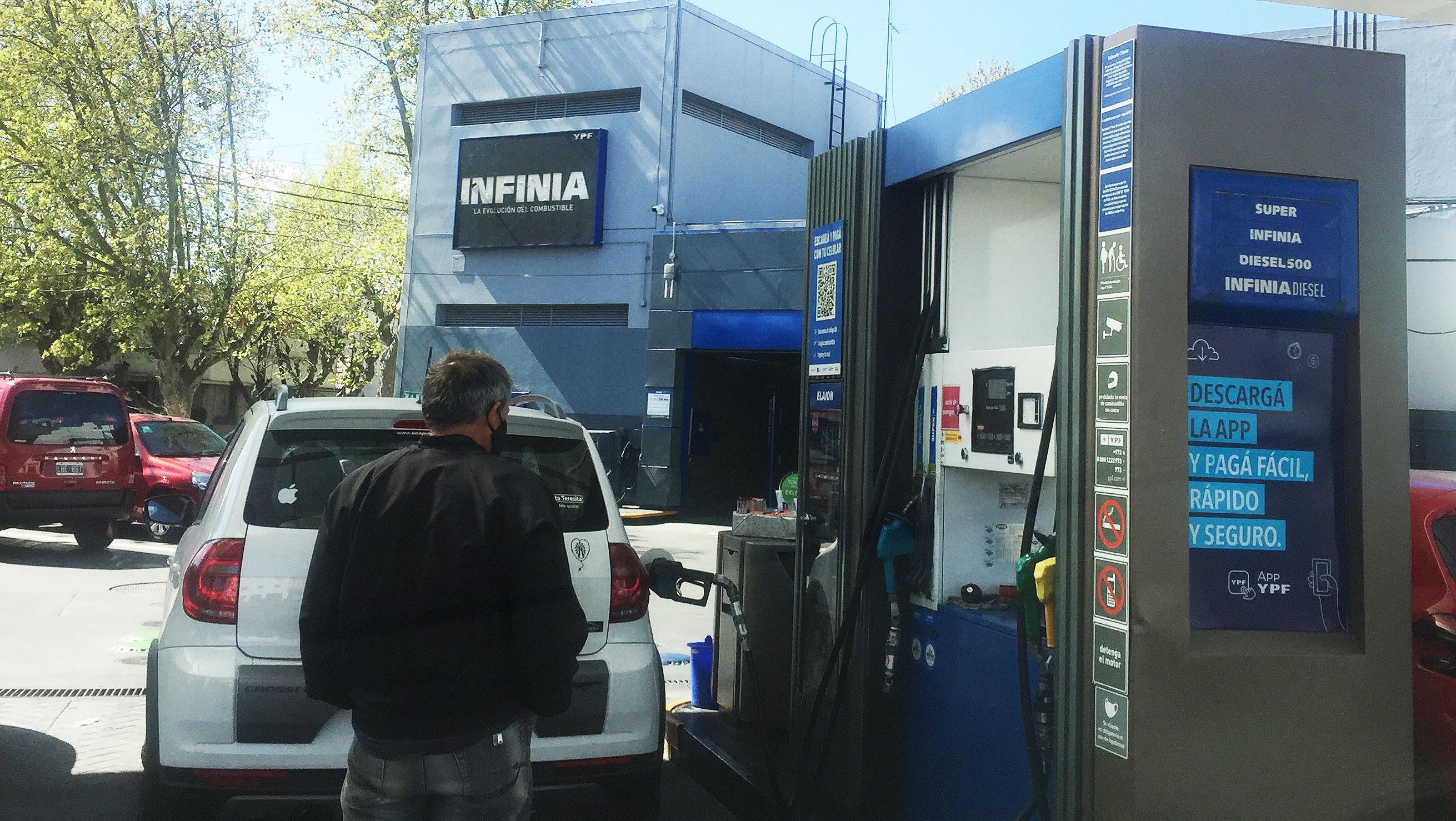 Los vehículos con patente extranjera sólo podrán cargar Infinia Diesel a un precio de $240 el litro (Carlos Ventura/Crónica).