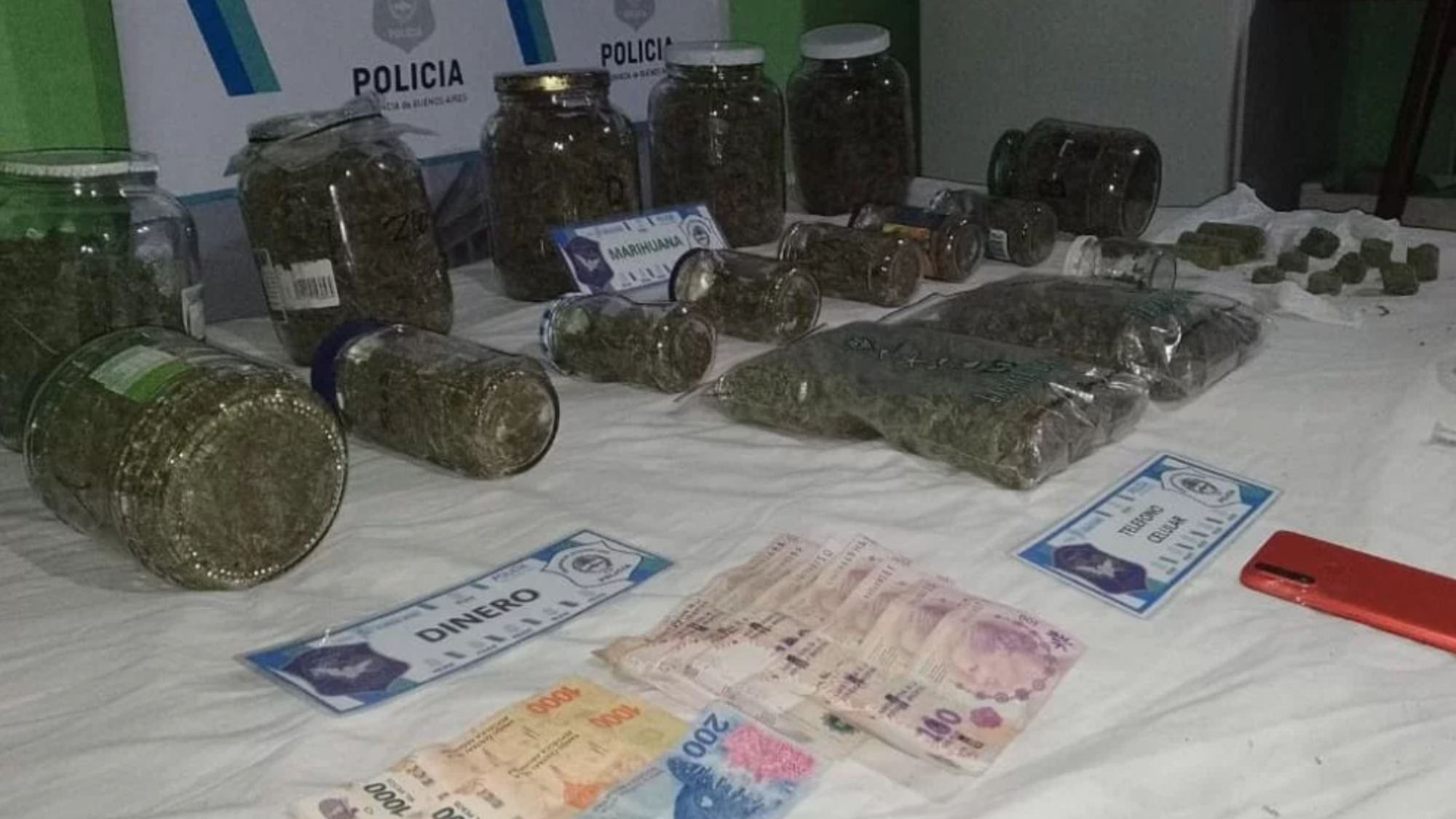 Tras el allanamiento se confiscaron cogollos de marihuana, y dinero en efectivo.   