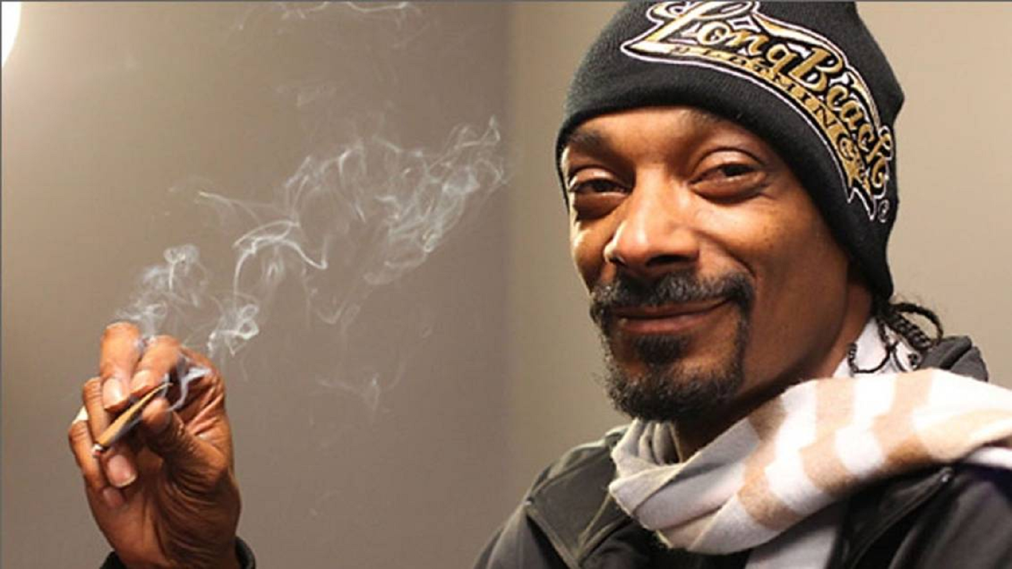 Por la inflación en Estados Unidos, Snoop Dogg le aumenta el sueldo a su enrollador de marihuana.