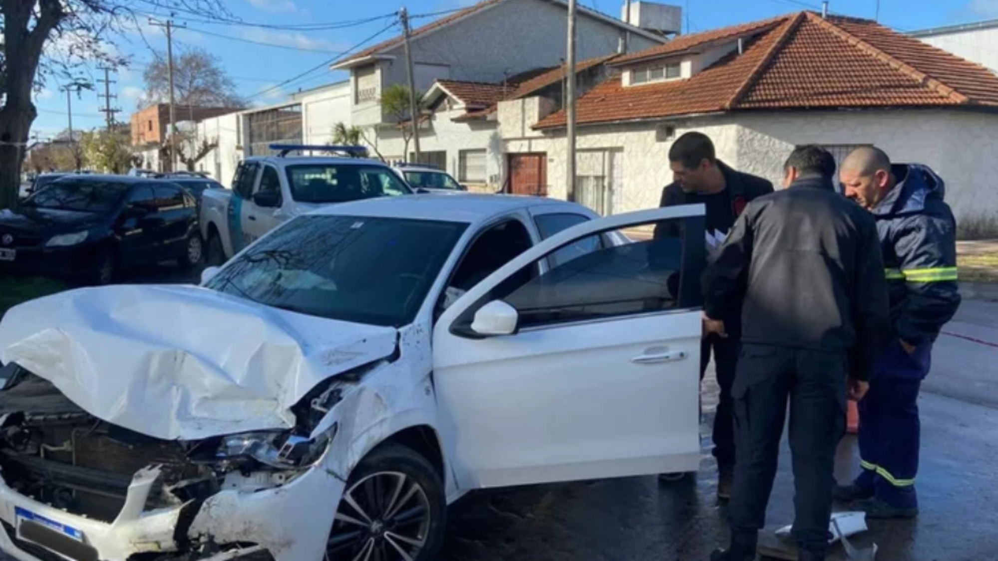 El auto en el que los sospechosos intentaron darse a la fuga (Gentileza 0223).   