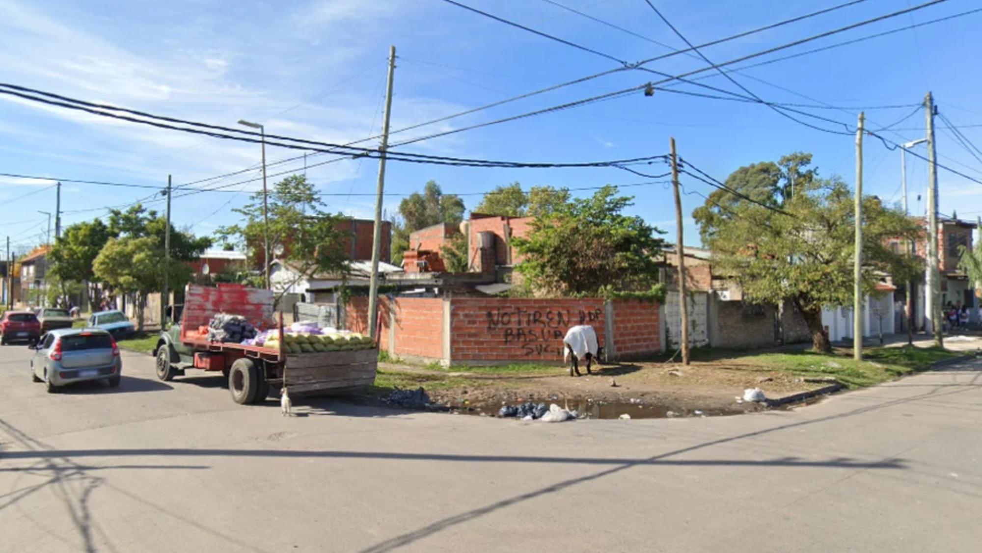 La esquina de Necol y Darwin, en la localidad de Villa Fiorito, donde fueron hallados los restos.