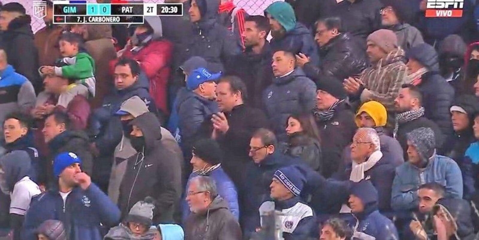 La imagen de Maradonna alentando a Gimnasia en la tribuna del Bosque. 