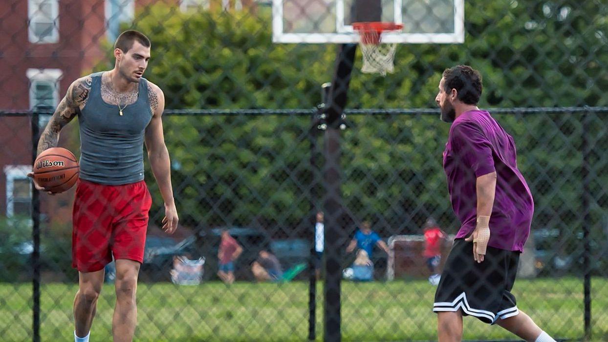 La nueva película sobre un reclutador de basket, protagonizada por Adam Sandler, está entre las favoritas para ver junto a papá.