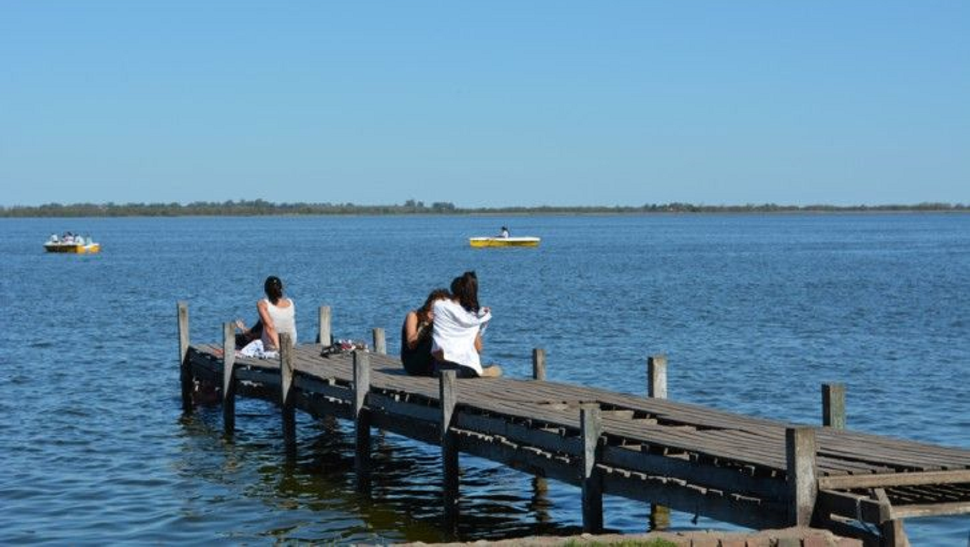 Villa Loguercio se ubica a la vera de la laguna y ofrece gran variedad de actividades.