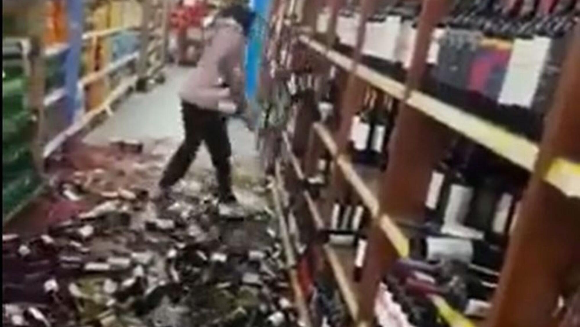 El momento en el que la trabajadora destruye una góndola de vinos (Captura de video).