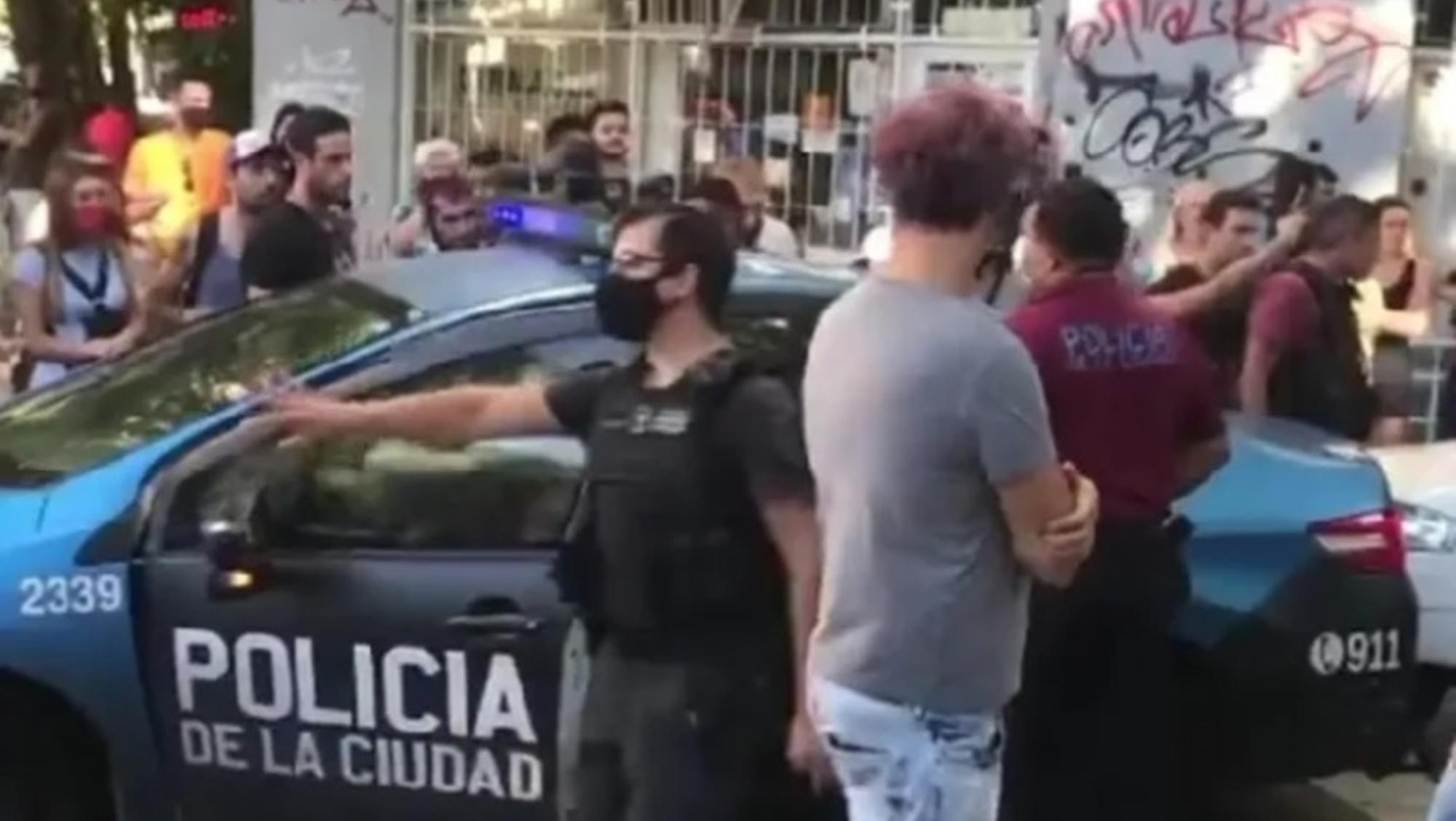 La esquina de Serrano y Cabrera, donde ocurrió el ataque sexual y fueron detenidos los acusados (Archivo).