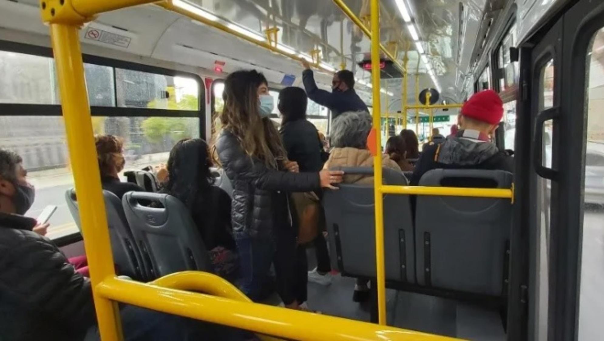 Pasajeros de un colectivo con barbijo, una postal que se seguirá viendo en CABA (Crónica/Fernando Pérez Re).