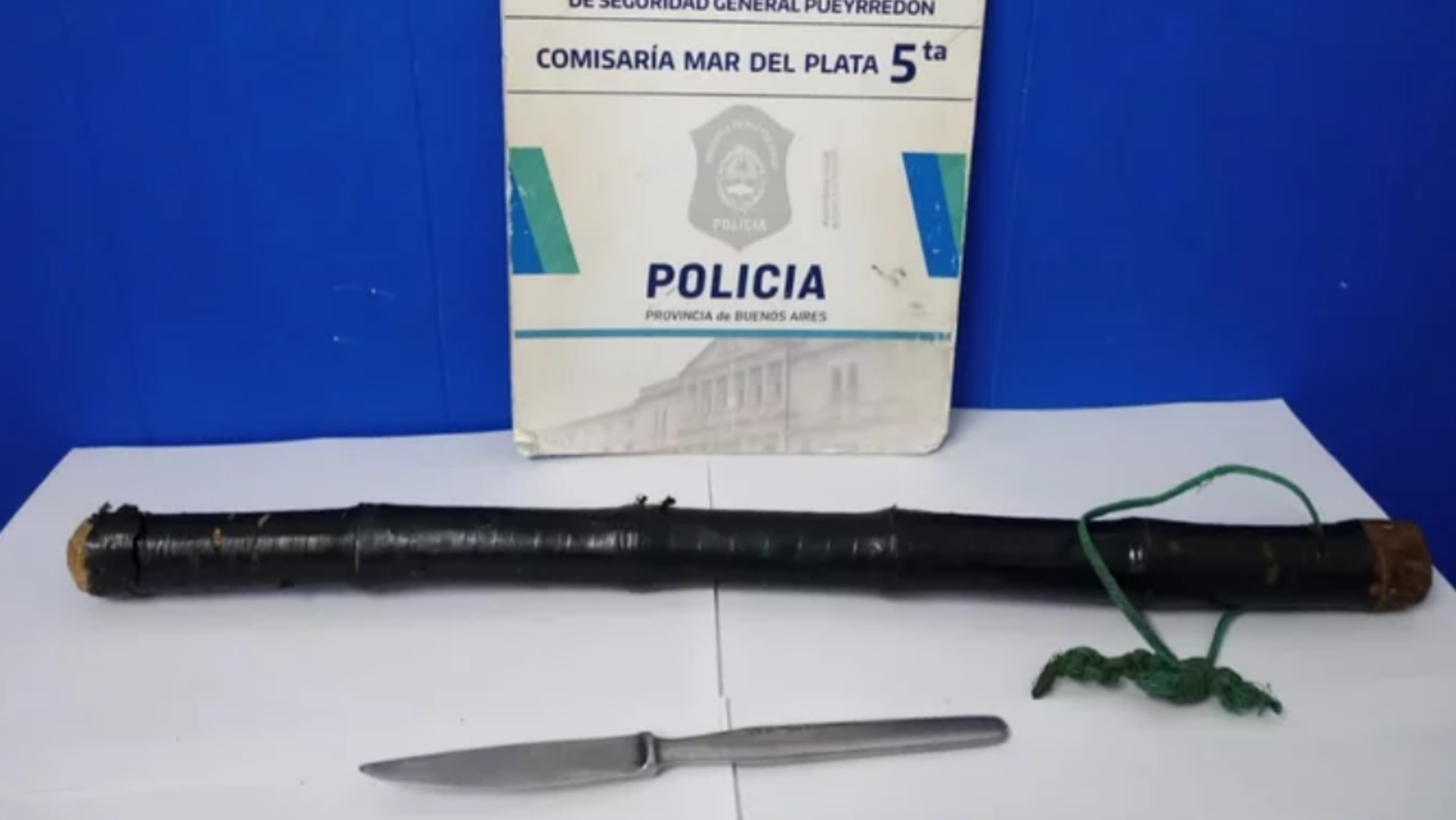 El palo y el cuchillo, los elementos con los que el acusado habría atacado al comerciante.    