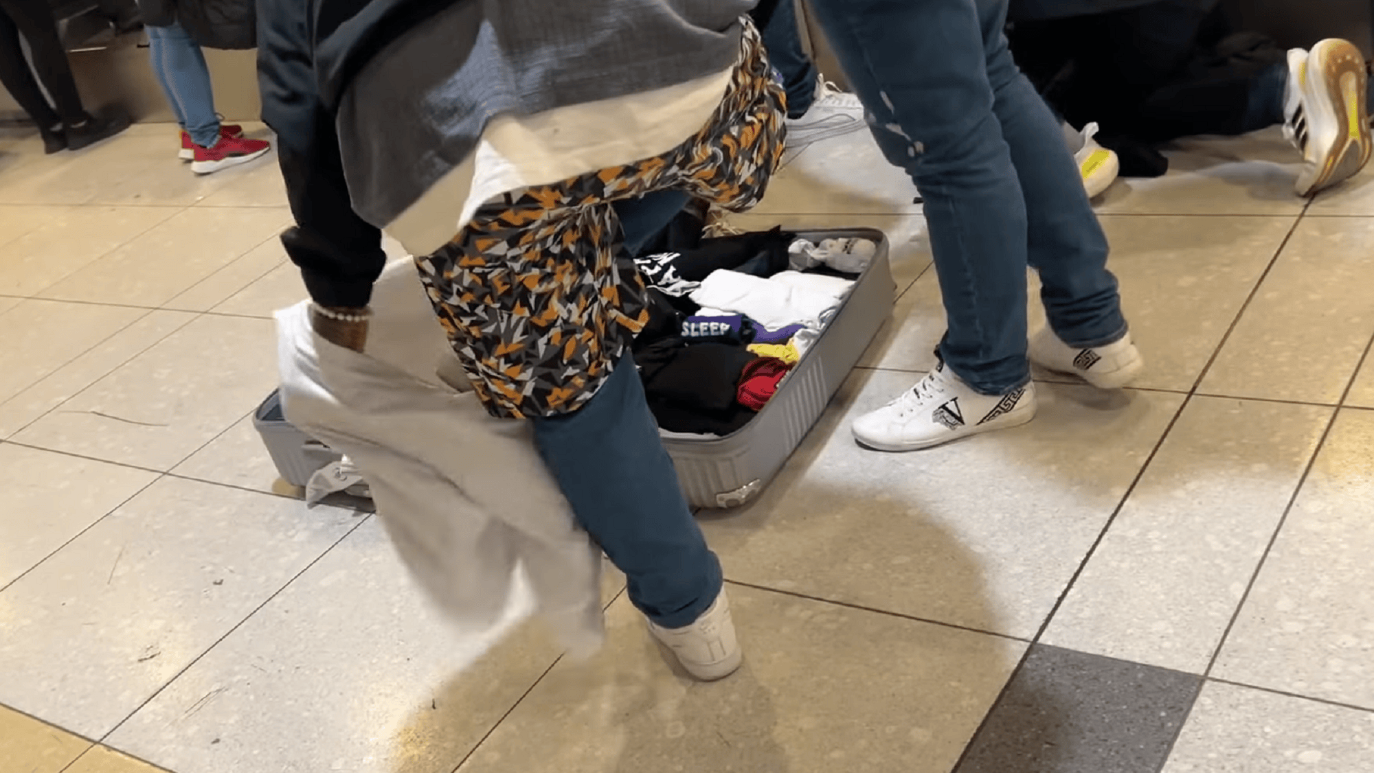 Turista se llenó de capas de ropas para ahorrar en equipaje en el aeropuerto de Ezeiza.