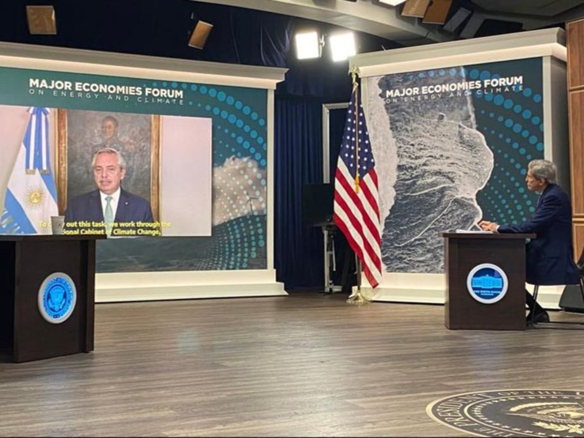 Alberto Fernández, con la bandera y el Gral. San Martín de fondo, participó del MEF convocado por Joe Biden y John Kerry,