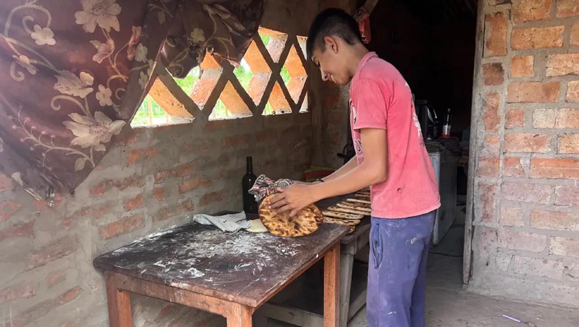 Además de ir a la escuela, Ramón ayuda a su mamá a vender pan.