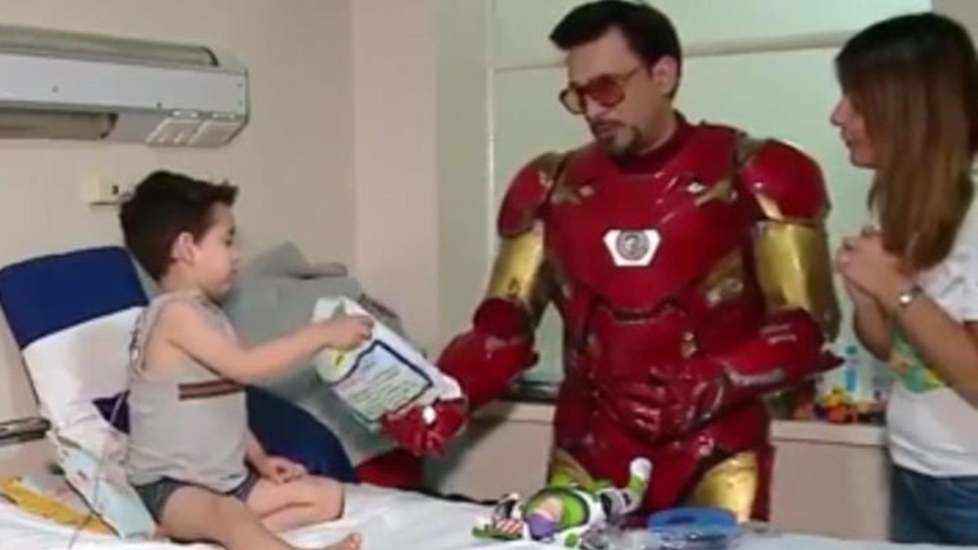 Gustavo, disfrazado de Iron Man, visita a un niño en el hospital.