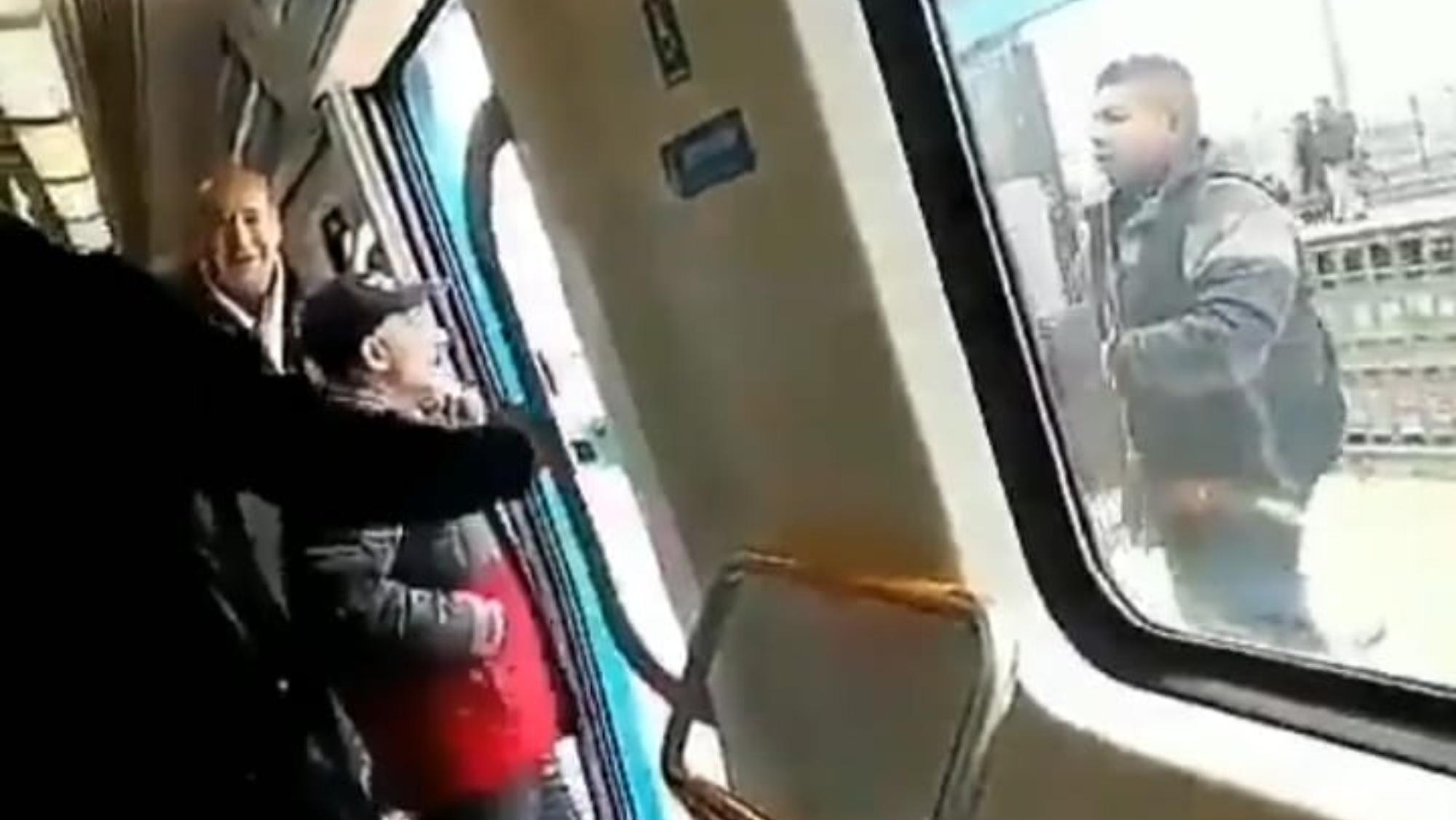 Una tremenda piña en el Tren Roca volvió a ser viral por la voz del testigo que filma.