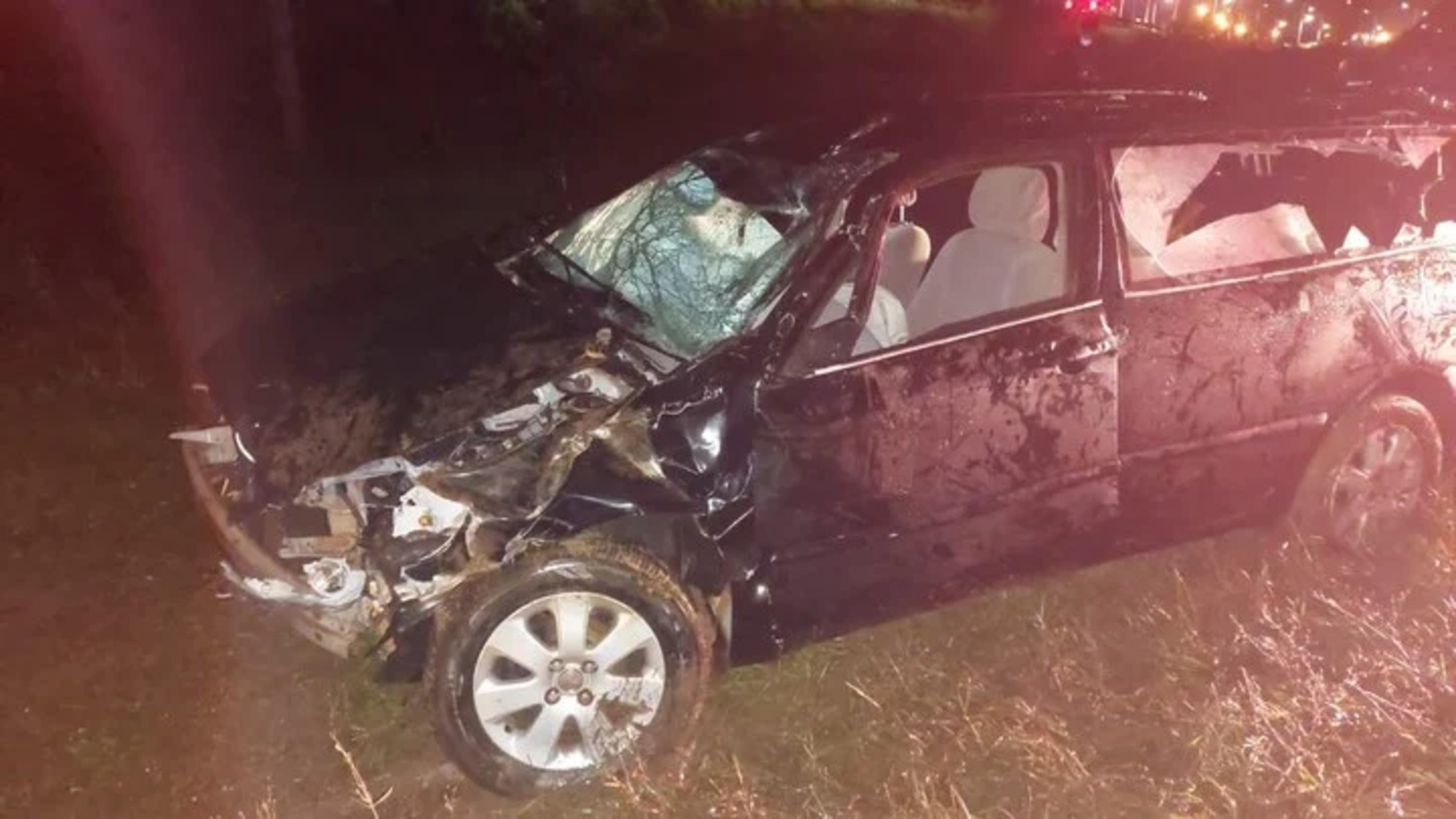 Dos personas murieron atrapadas dentro del coche fúnebre.