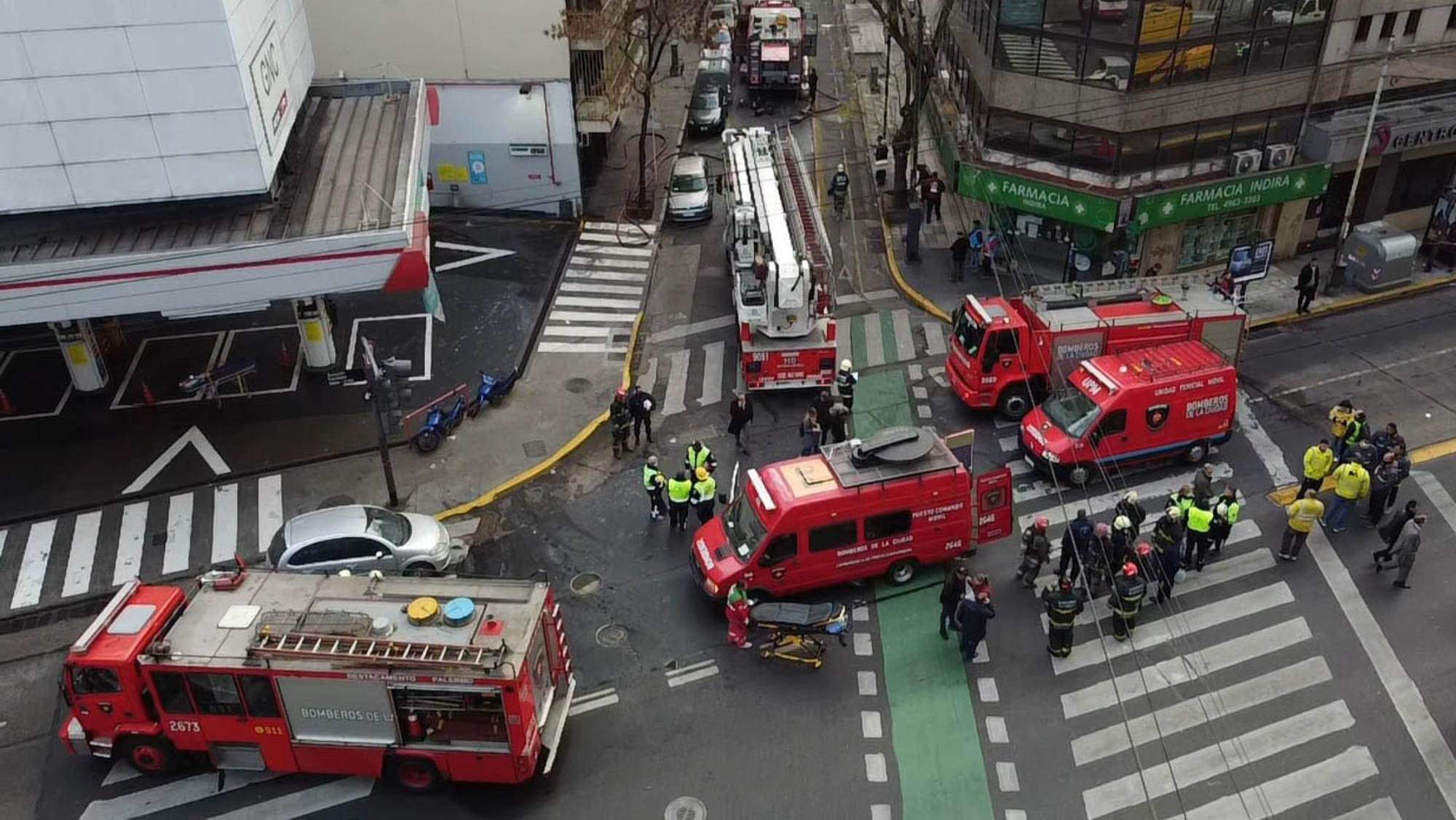 Varias dotaciones de bomberos trabajaron en el lugar. 