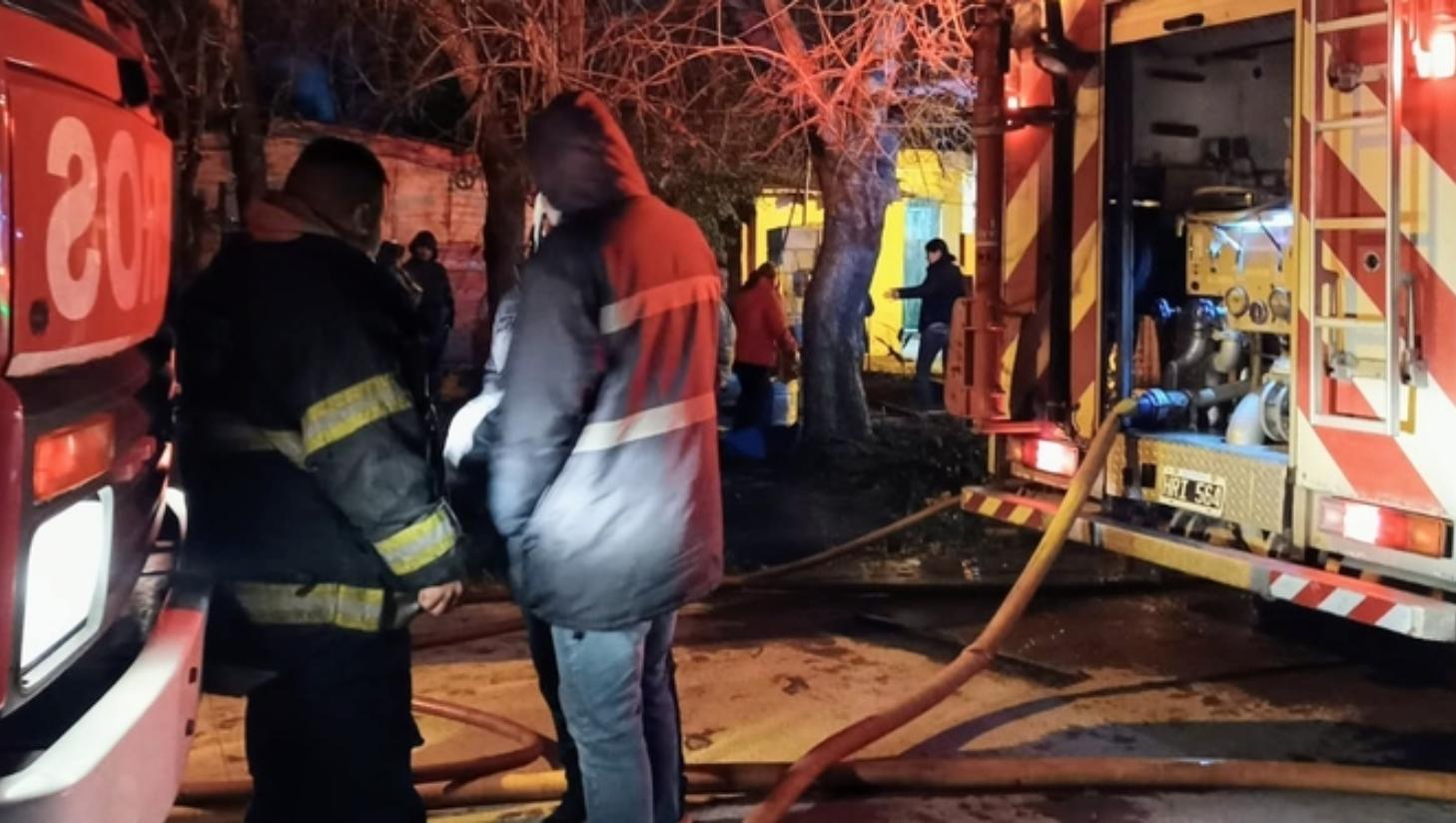 Los bomberos trabajaron en el lugar donde ocurrió el incendio mortal en Campana (Gentileza Daniel Trila).