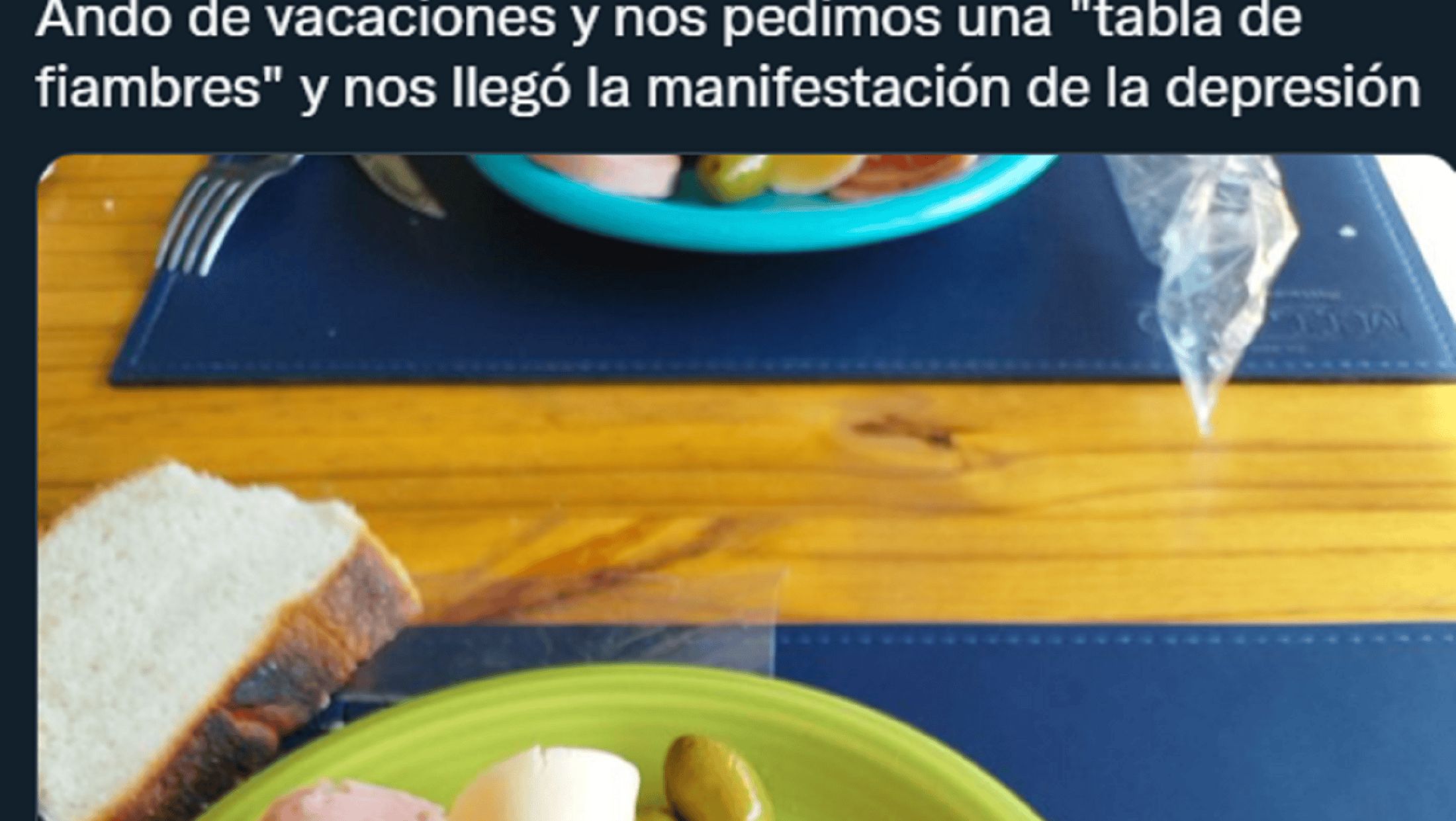 Los usuarios de Twitter se indignaron ante la triste comida y su ridículo precio.