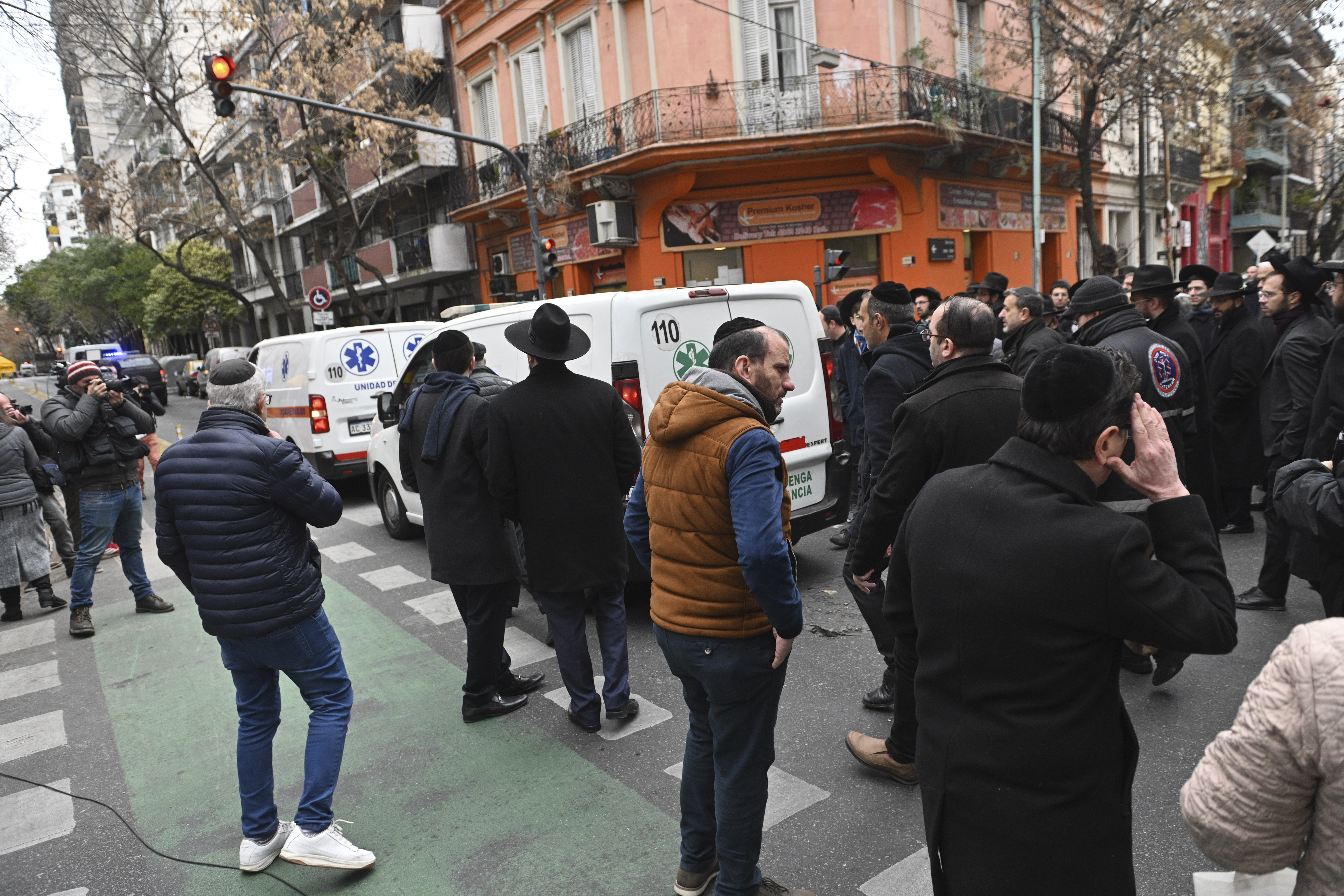 Por la cantidad de asistentes al velorio se cortó la calle. 