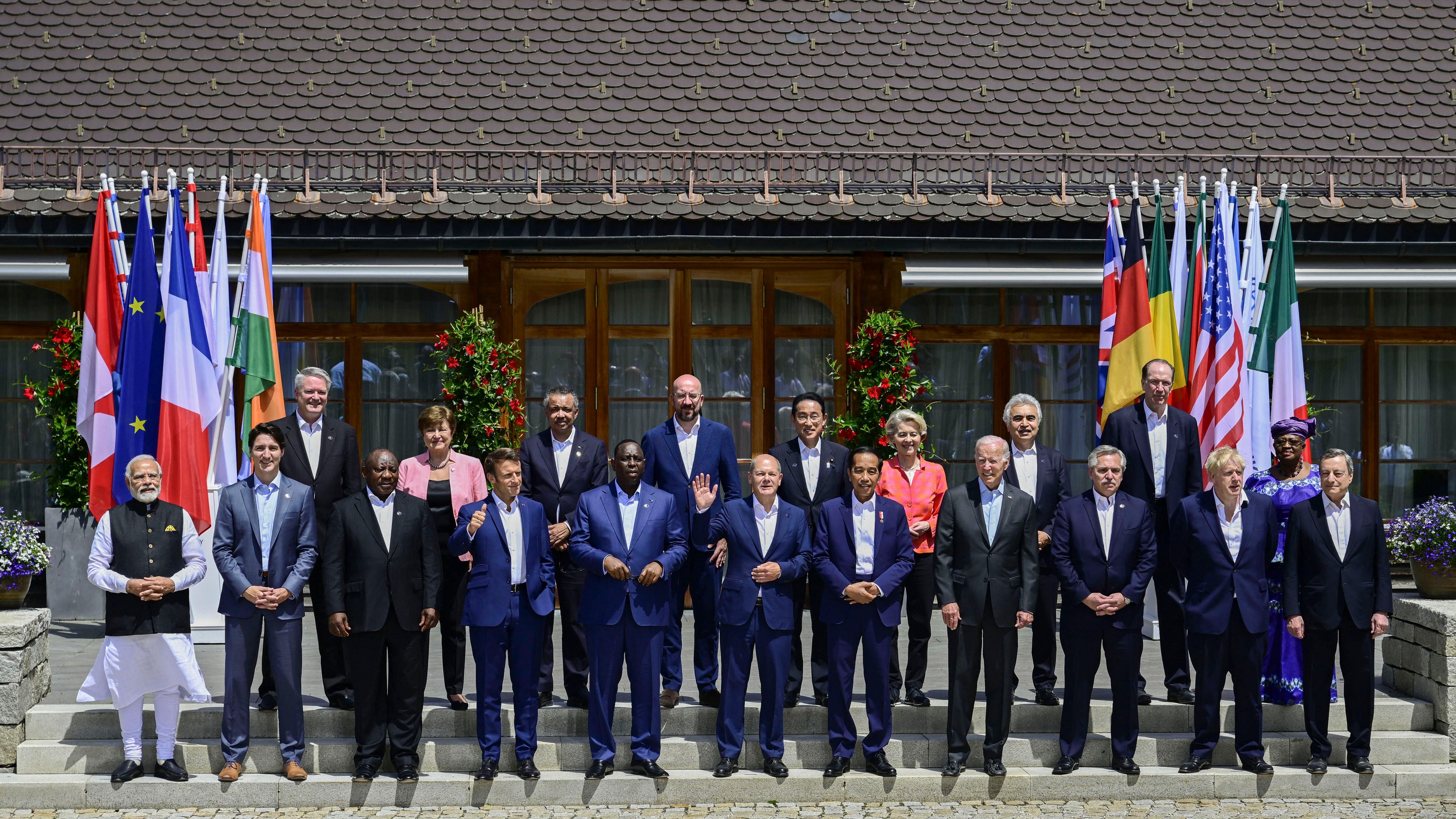 El presidente Alberto Fernández junto a Boris Johnson y Joe Biden en la foto inicial de la cumbre del G7 (Télam).