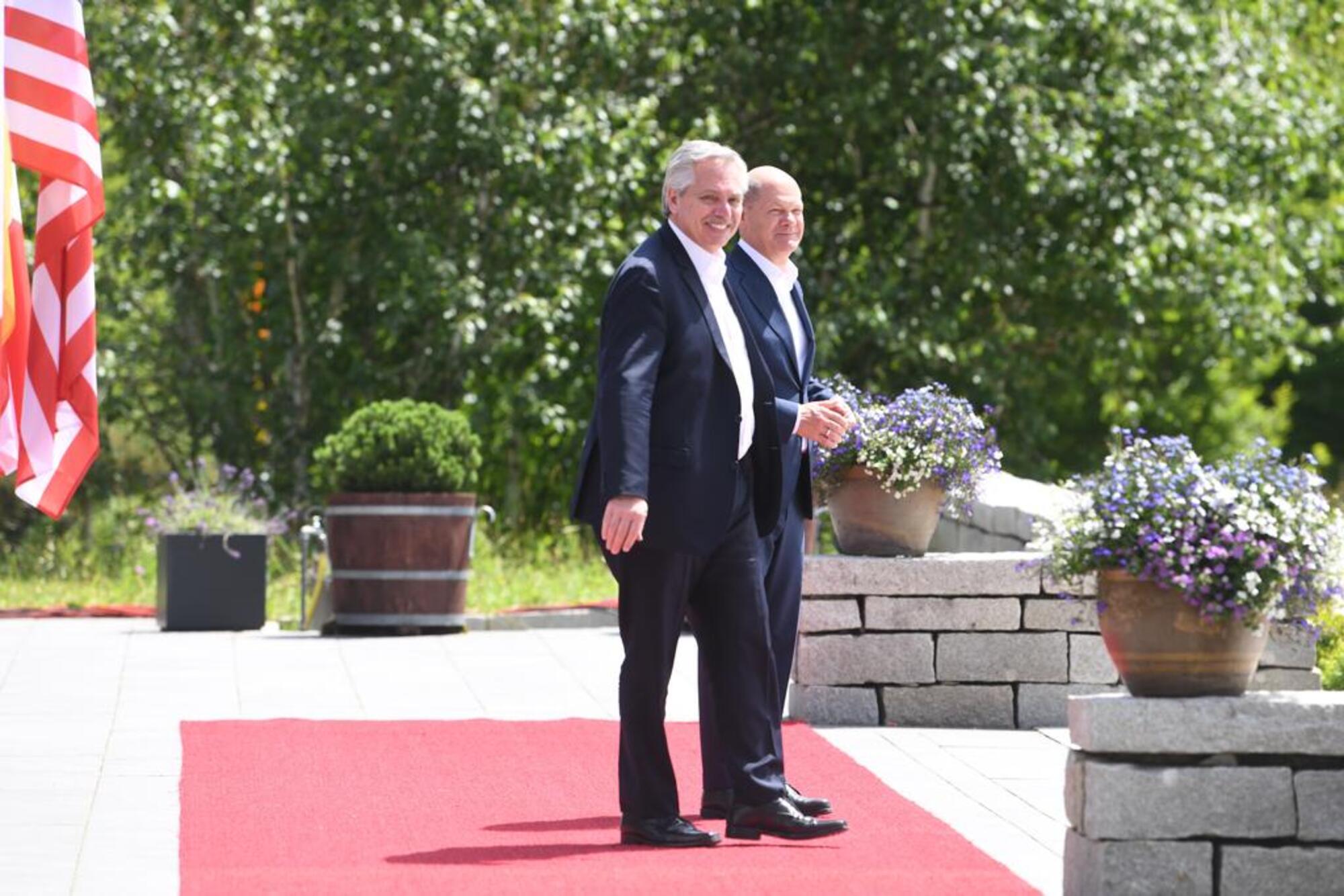 Alberto Fernández y Olaf Scholz en la recibida al G7 en el castillo Elmau.