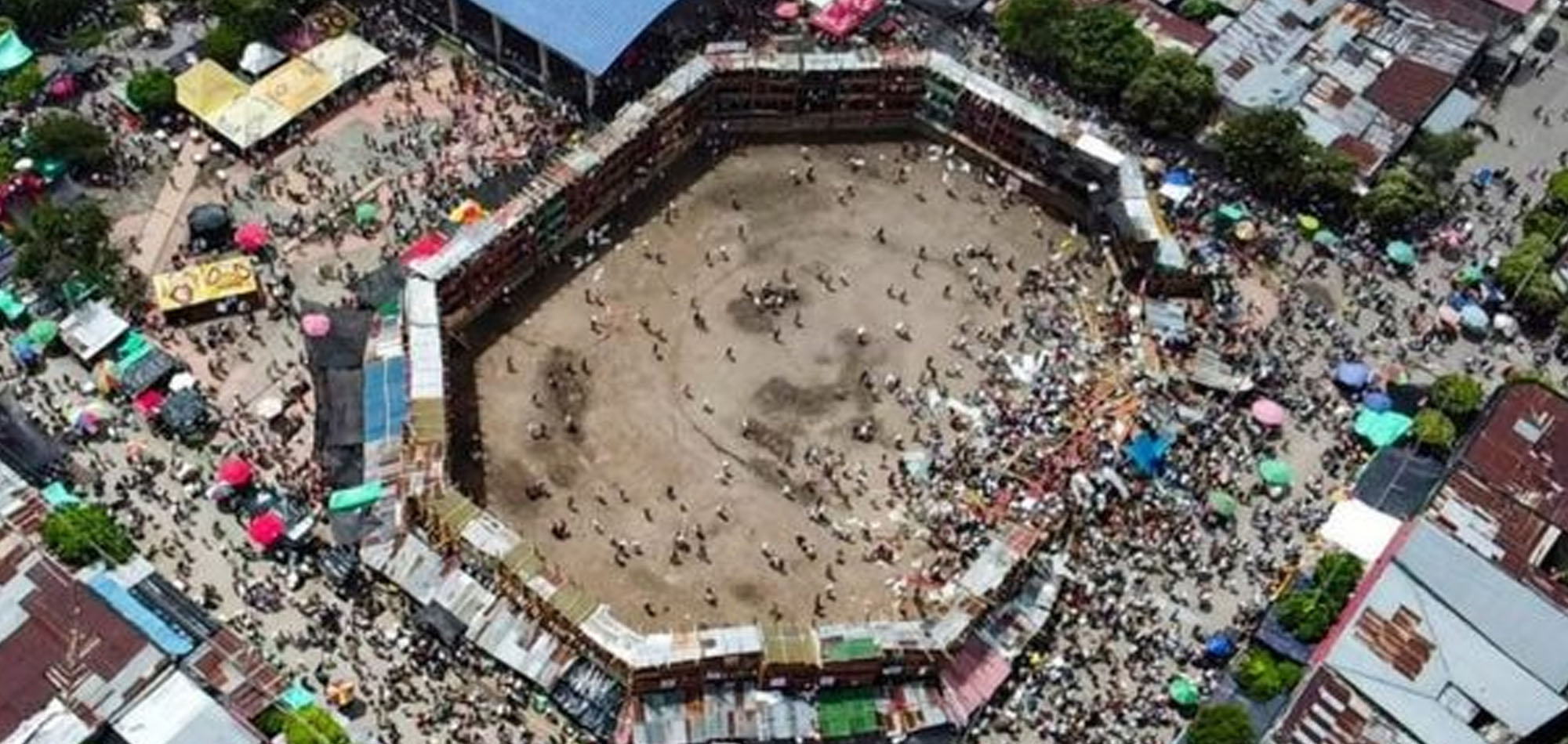 Derrumbe en Colombia en la plaza de Toros.