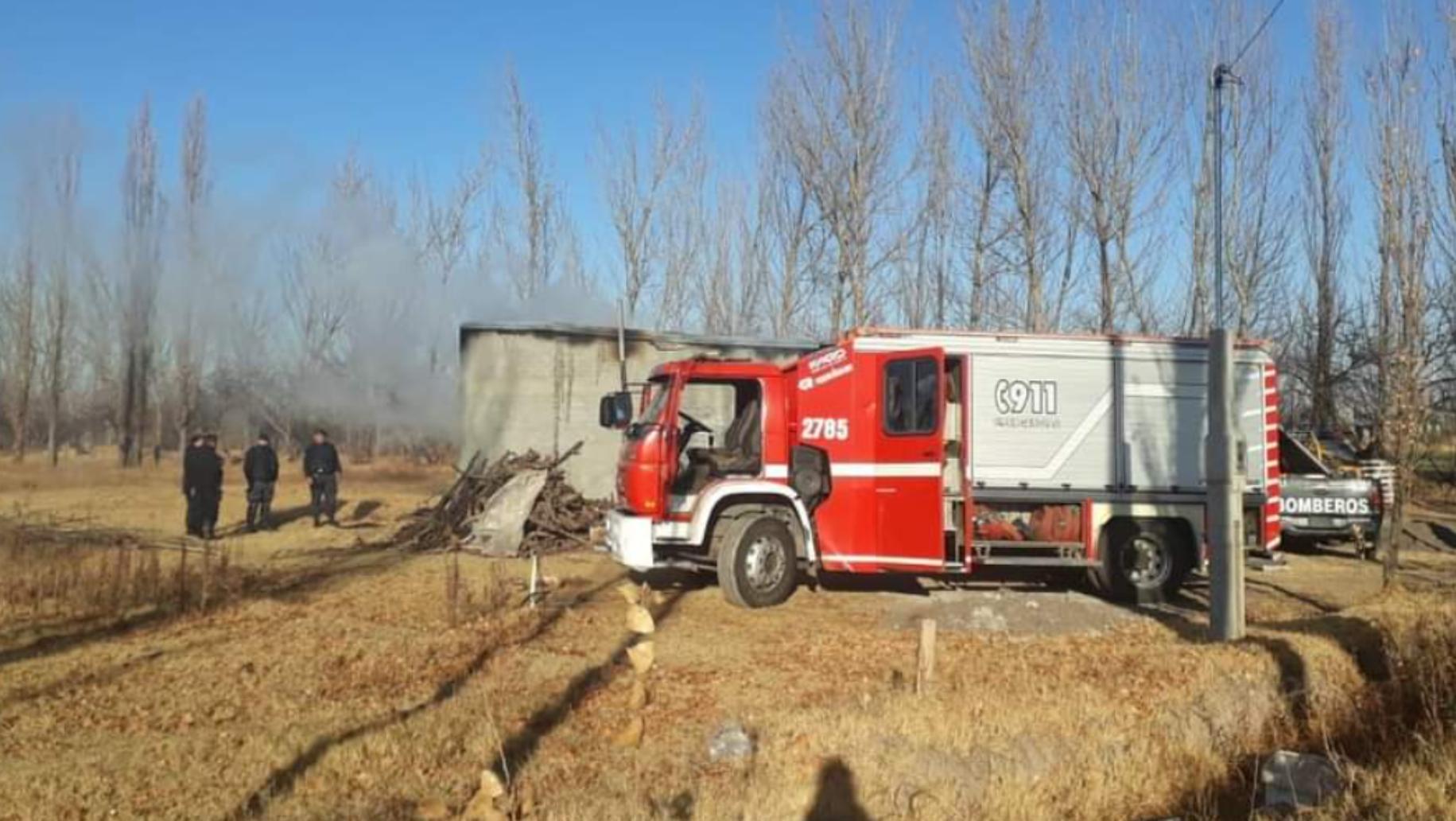 Los bomberos lograron rescatar con vida a la sobreviviente, pero no a la menor (Diario Uno).