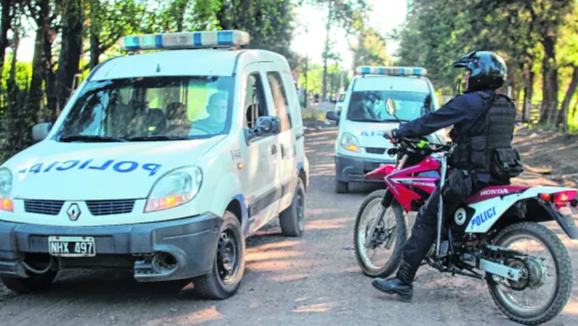 La policía trabajando en la zona rural donde se denunció el ataque.