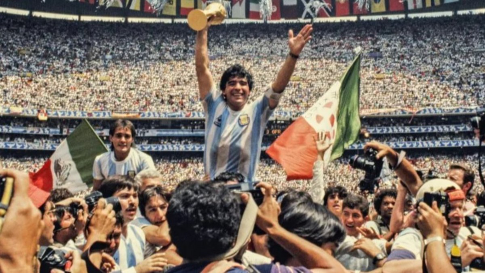 Hubo más de 11 ofrecimientos por la casaca que vistió el Diez en el partido consagratorio del Mundial ’86 hasta alcanzar el precio final.