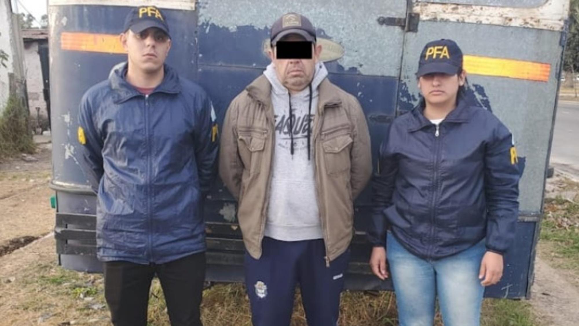 El sospechoso fue arrestado por miembros del Departamento Trata de Personas de la Policía Federal Argentina. 