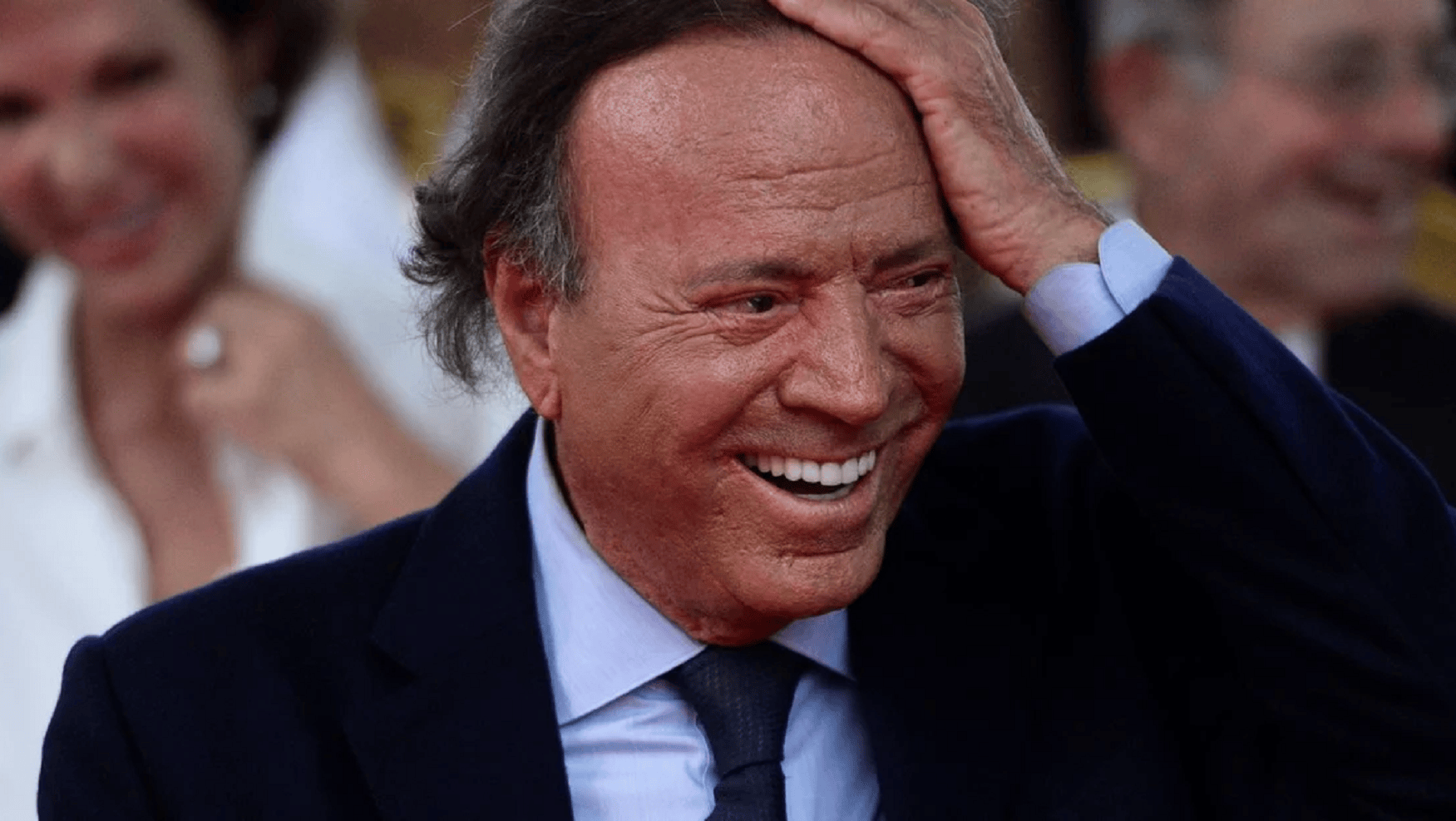 Mirá los memes de Julio Iglesias que son furor en redes sociales.