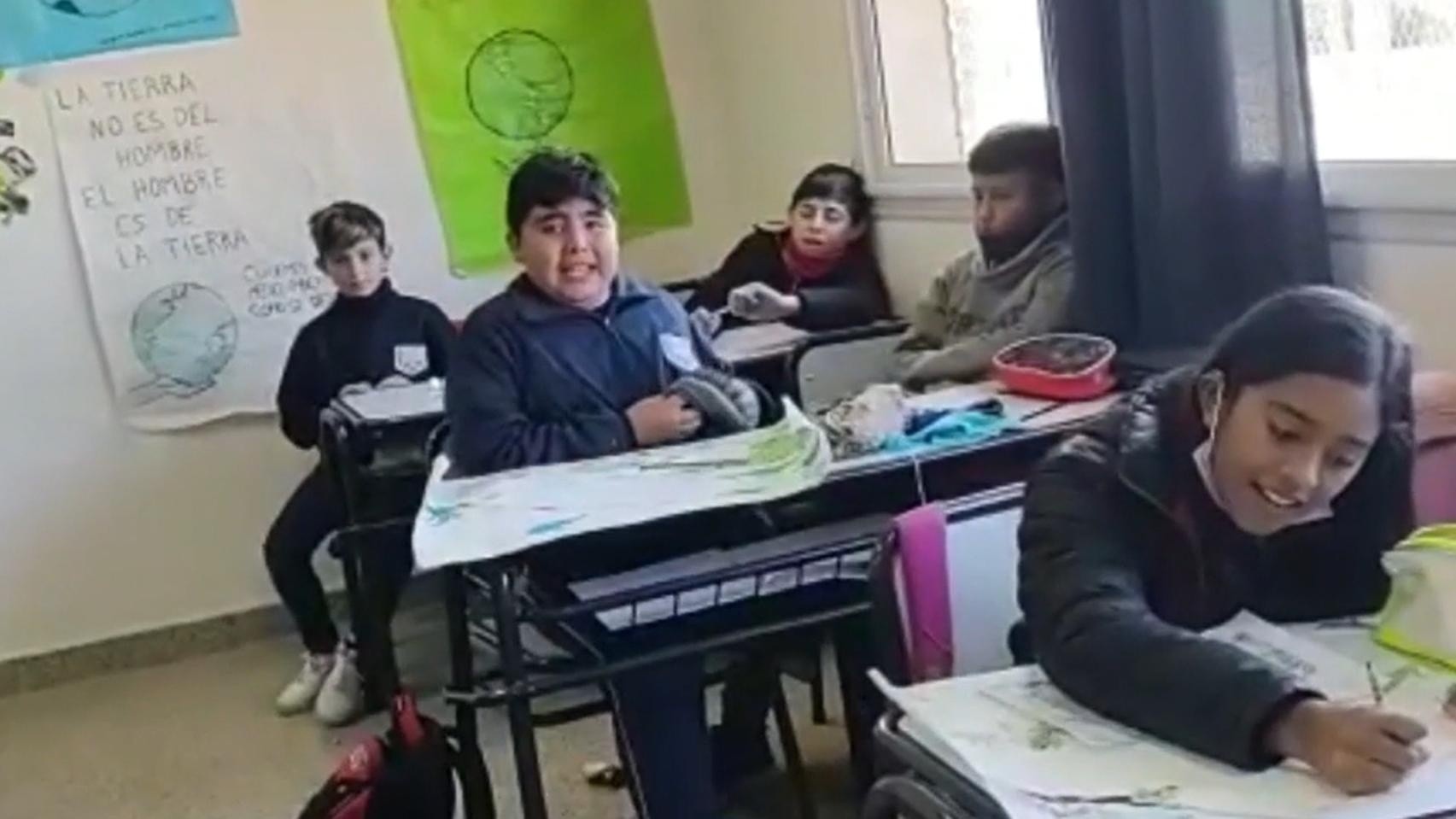 El video del regalo a la profesora se volvió viral en las redes sociales.