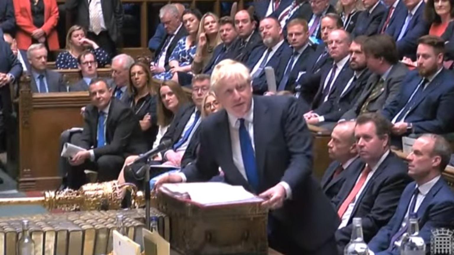 Boris Johnson habló este miércoles ante el Parlamento británico tras las renuncias masivas de funcionarios (Captura de pantalla).