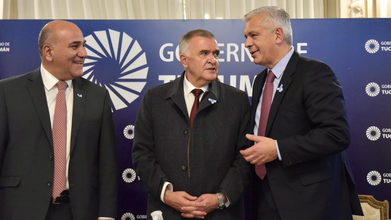 Los ministros Julián Domínguez y Juan Manzur junto al gobernador Osvaldo Jaldo.