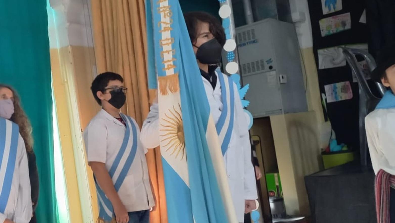 Santino fue elegido por sus compañeros para llevar la bandera en el acto escolar. 