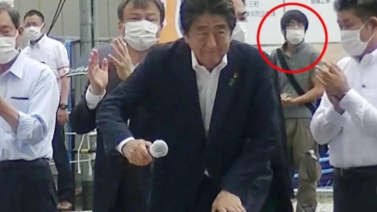 El momento previo a que el asesino le disparara a Shinzo Abe (Captura de video).