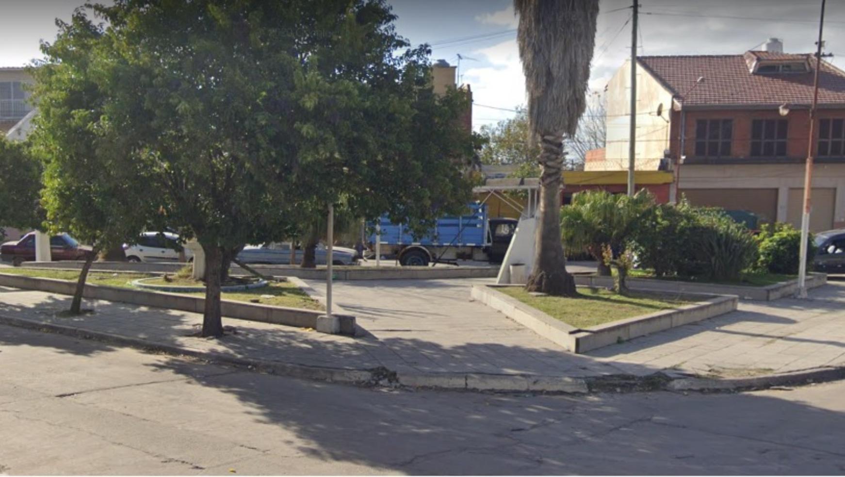 El grupo de patoteros acuchilló a la víctima a escasos metros de esta plaza en Gregorio de Laferrere (Google Street View).