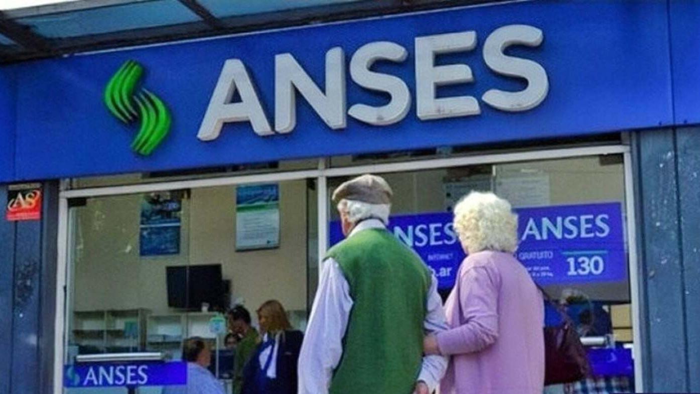 ANSES: jubilados y pensionados verán acreditado un aumento cada tres meses, de acuerdo a la Ley de Movilidad (Imagen ilustrativa).