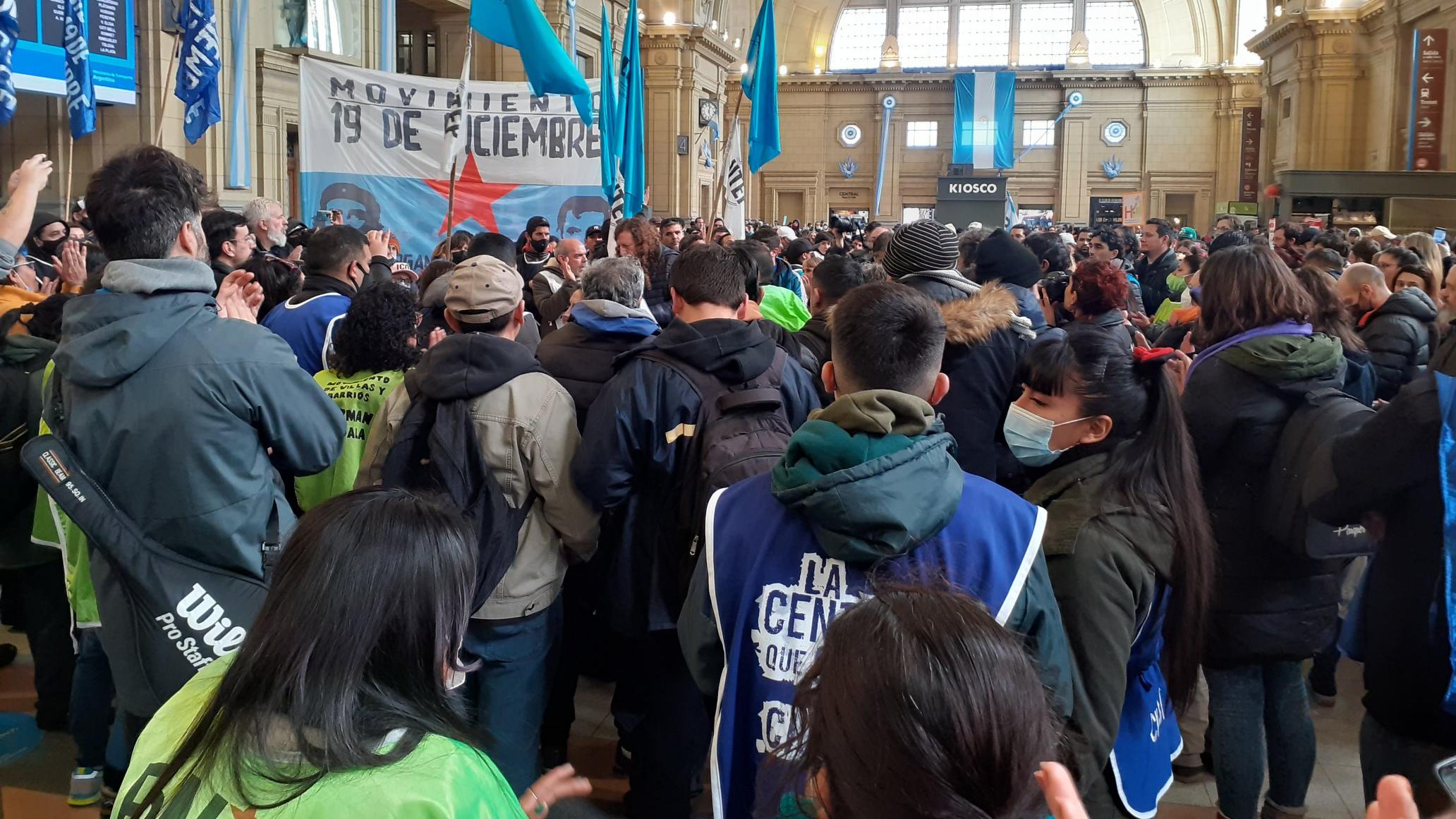 Centenares de miembros de organizaciones sociales y la CTA se congregaron en el Hall Central de la estación Constitución.